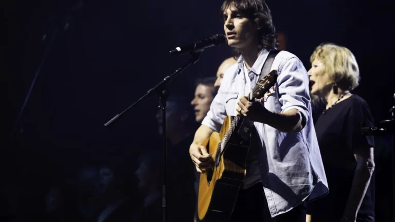 Flo Gallo et le chœur Voices Harmony sur scène lors d’un précédent spectacle