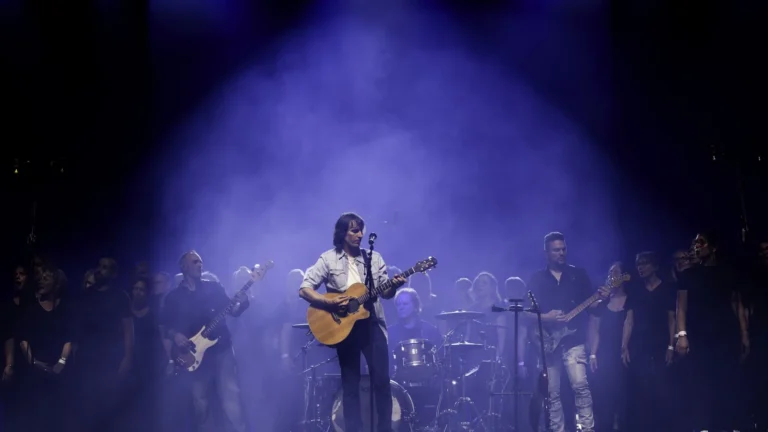 Flo Gallo et le chœur Voices Harmony sur scène lors d’un précédent spectacle