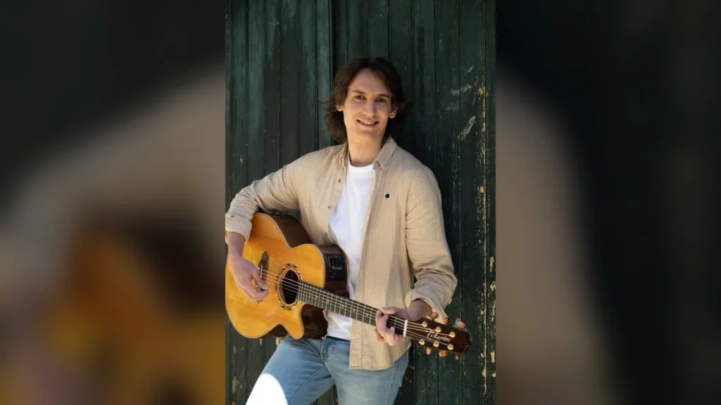 Flo Gallo à la guitare, interprète de 200 Voix pour Goldman