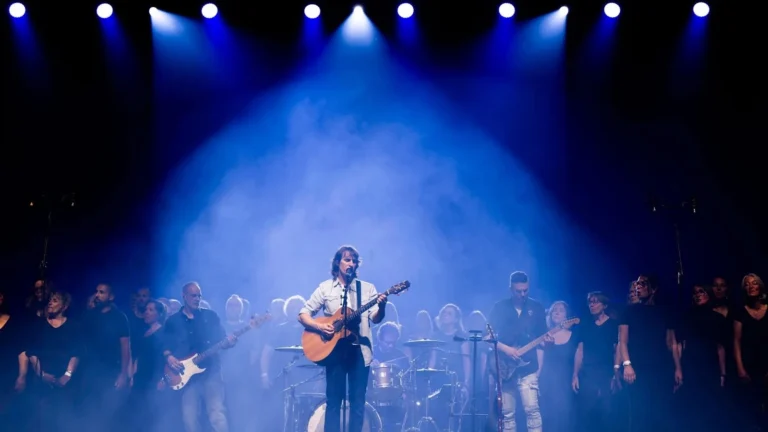 Flo Gallo et le chœur Voices Harmony sur scène lors d’un précédent spectacle