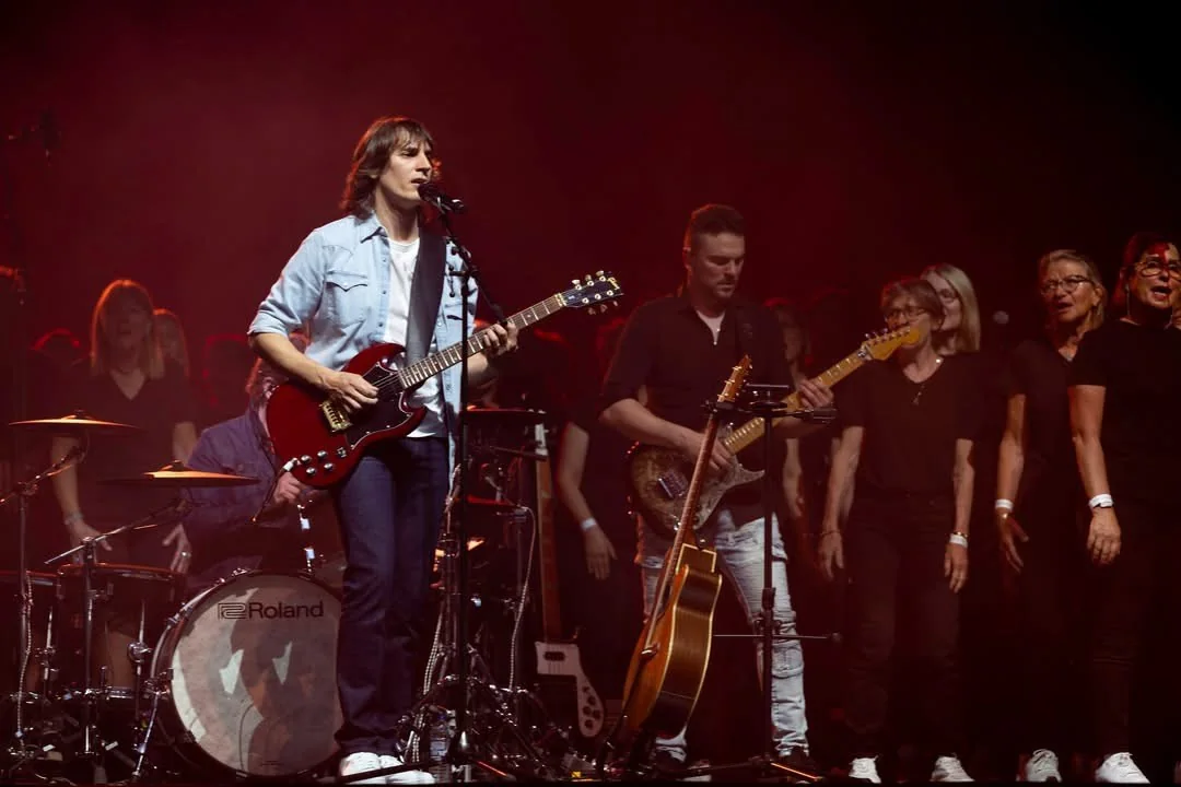 Flo Gallo et le chœur Voices Harmony sur scène lors d’un précédent spectacle