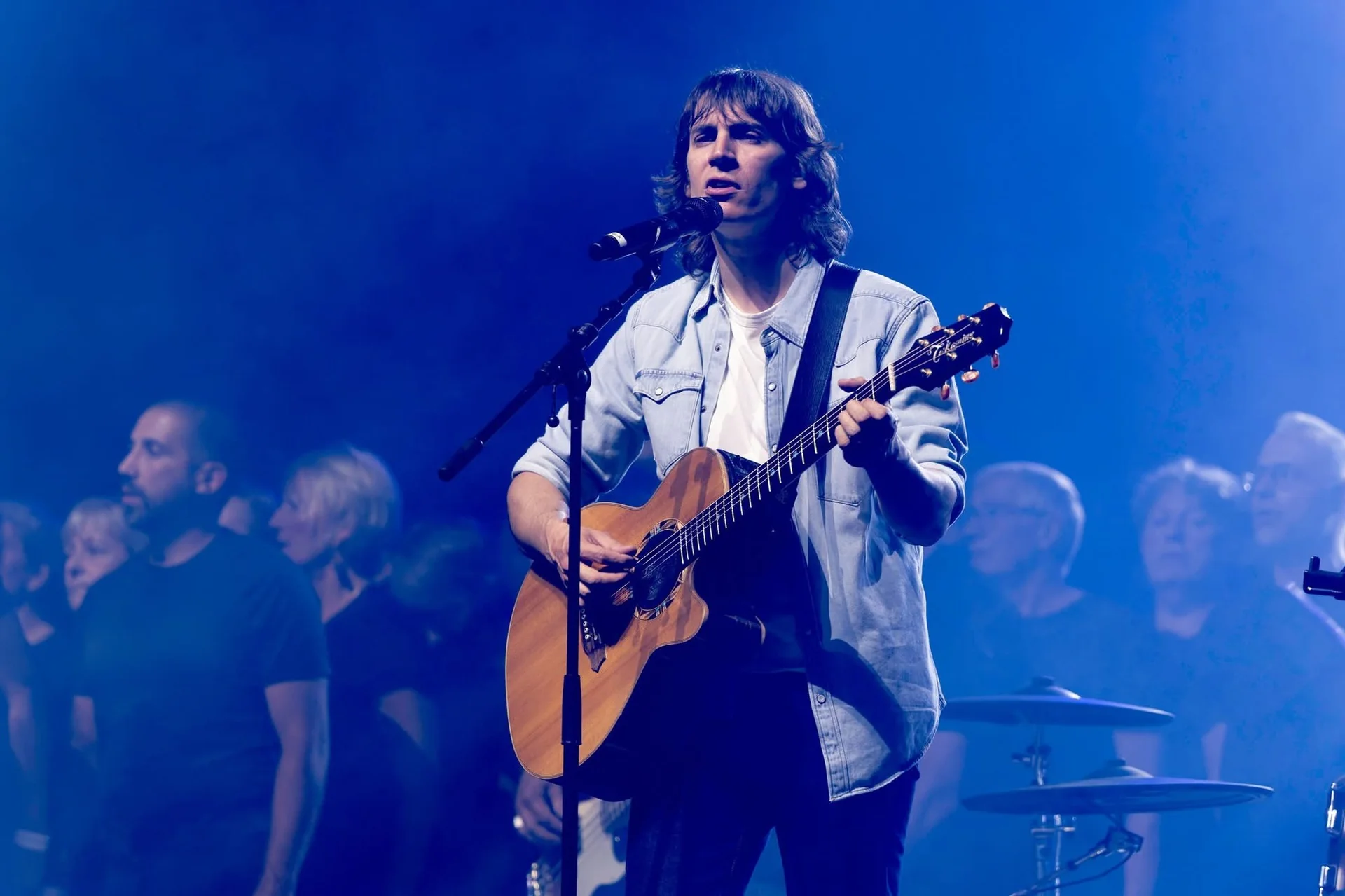Flo Gallo et le chœur Voices Harmony sur scène lors d’un précédent spectacle