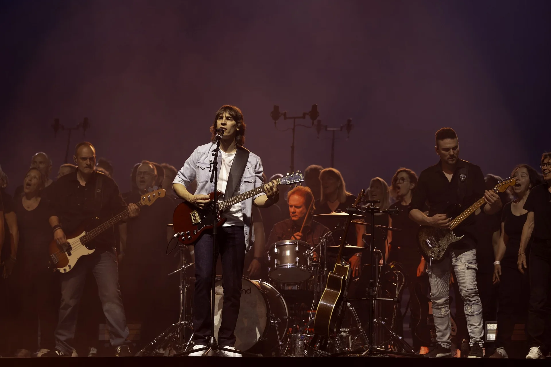 Flo Gallo et le chœur Voices Harmony sur scène lors d’un précédent spectacle