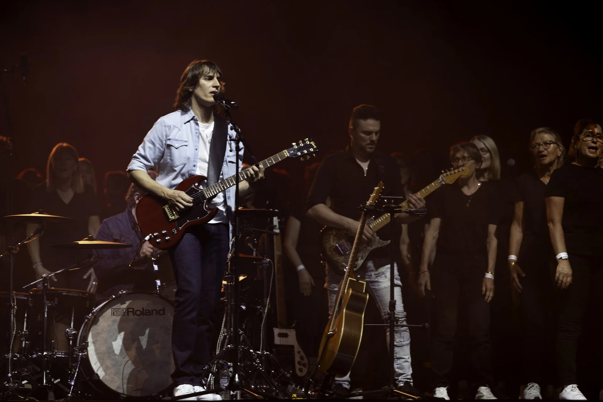 Flo Gallo et le chœur Voices Harmony sur scène lors d’un précédent spectacle
