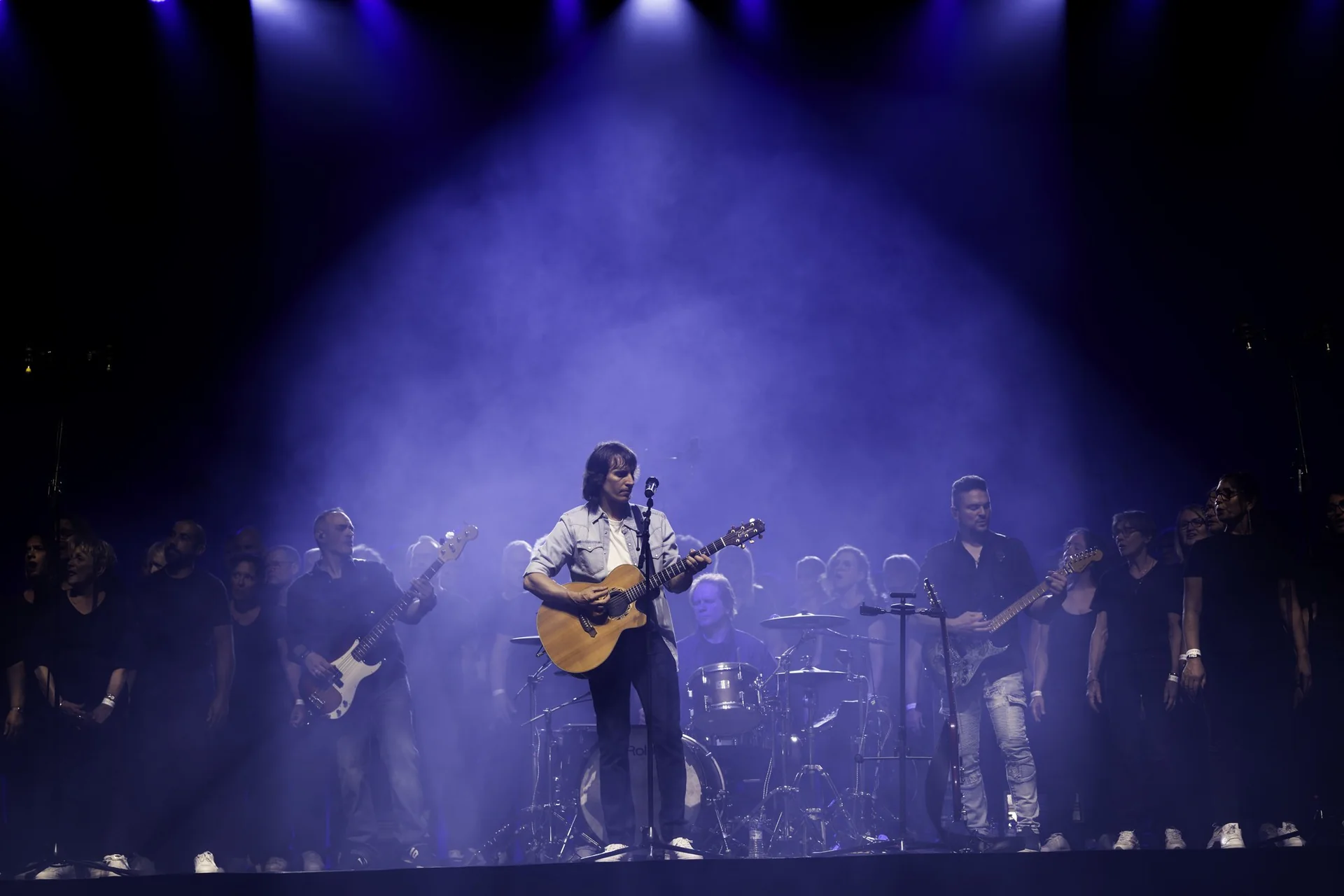 Flo Gallo et le chœur Voices Harmony sur scène lors d’un précédent spectacle