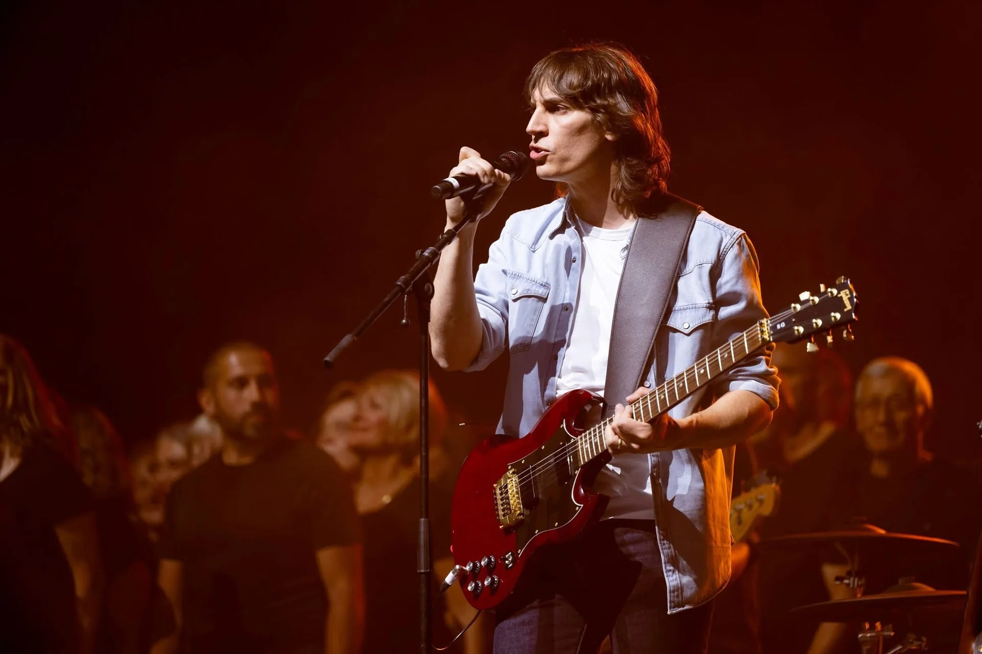 Flo Gallo et le chœur Voices Harmony sur scène lors d’un précédent spectacle
