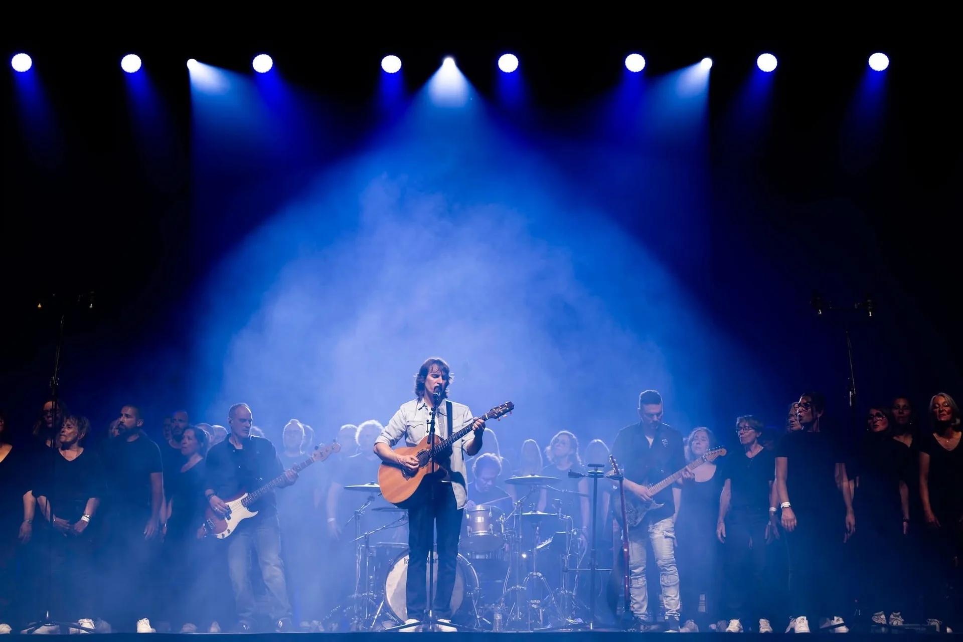 Flo Gallo et le chœur Voices Harmony sur scène lors d’un précédent spectacle