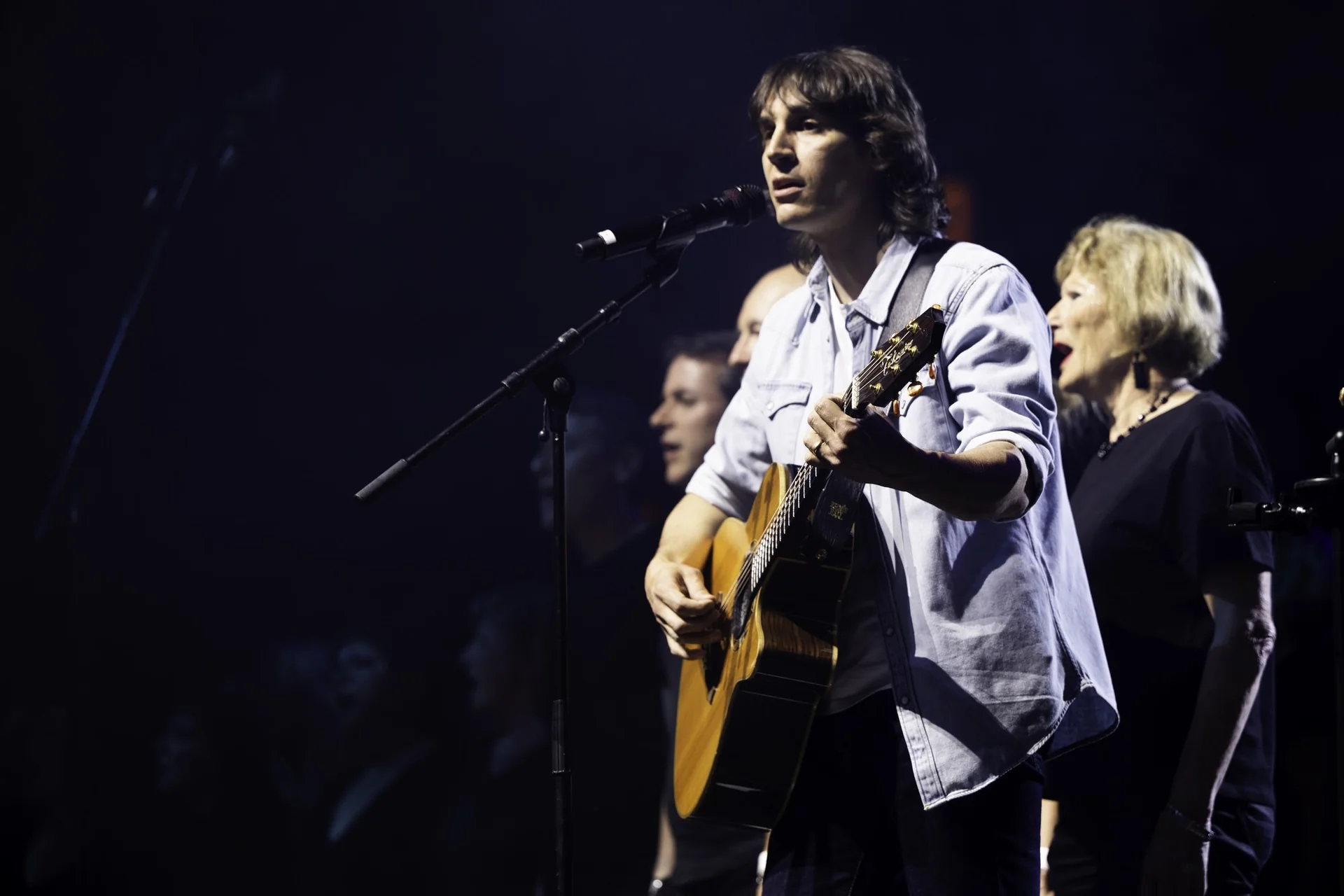 Flo Gallo et le chœur Voices Harmony sur scène lors d’un précédent spectacle