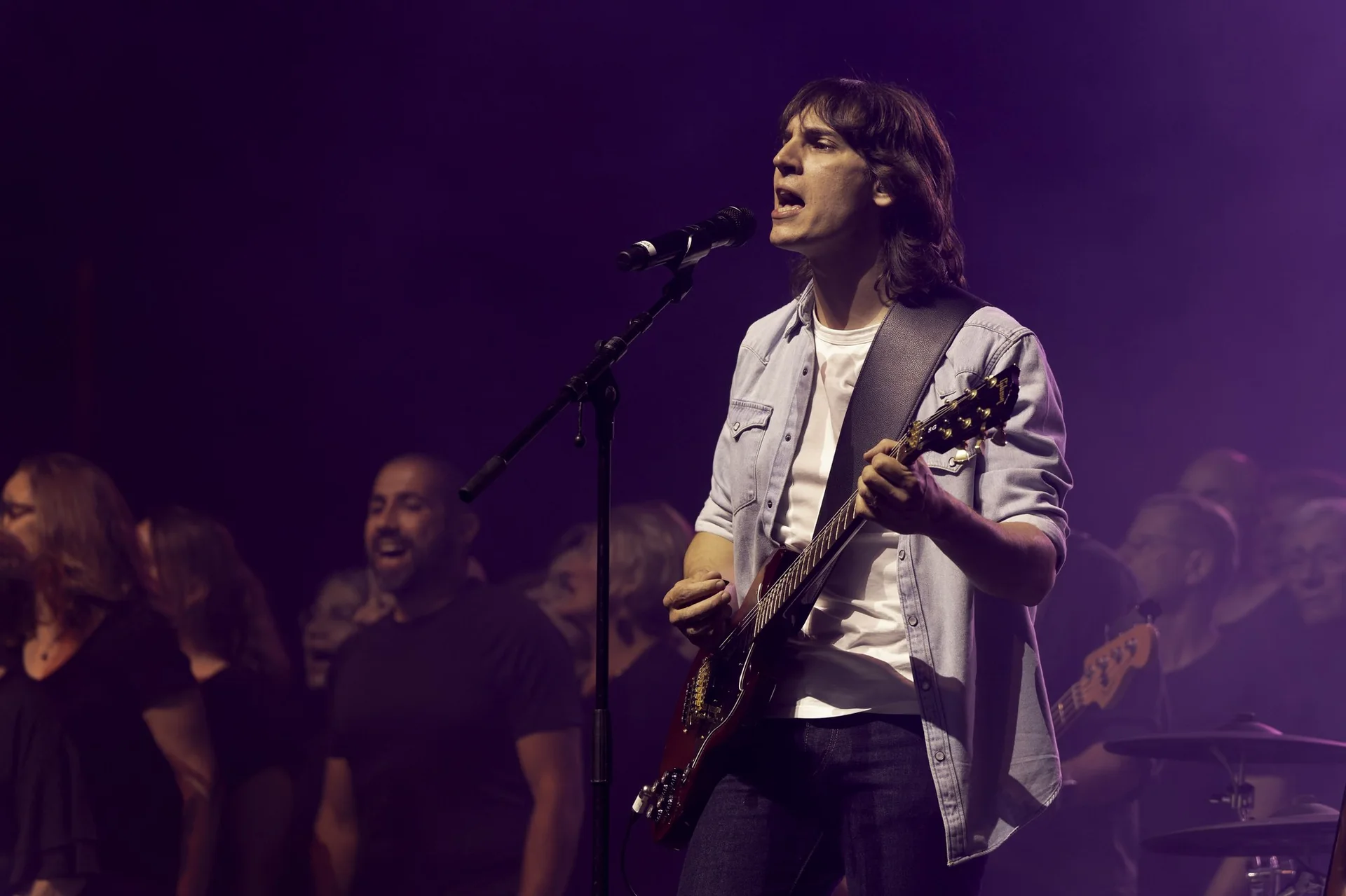 Flo Gallo et le chœur Voices Harmony sur scène lors d’un précédent spectacle