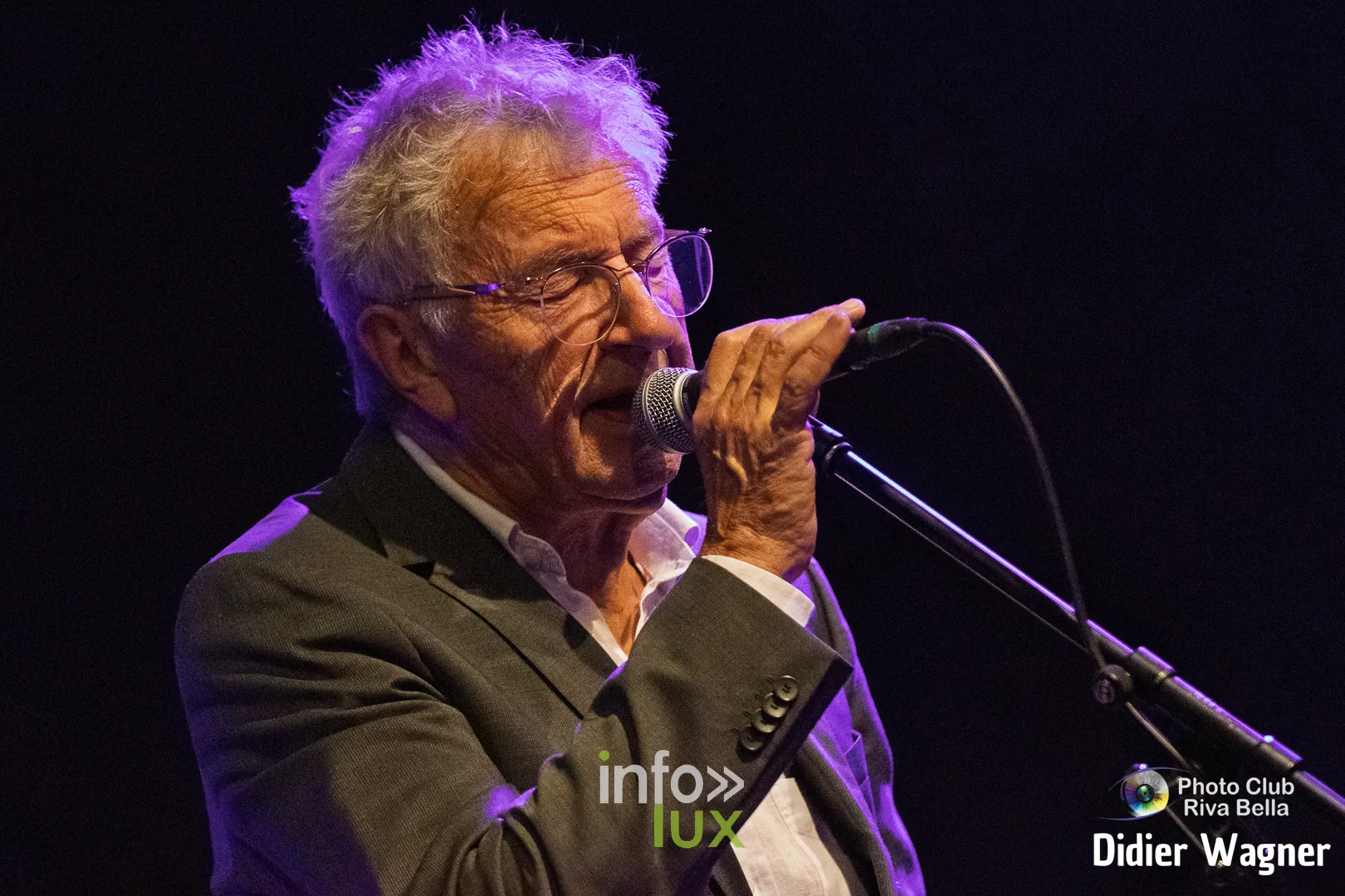 Alain Cupper Quintet, Académie de Musique de Braine-l’Alleud, 10 octobre 2026 : René De Smaele au micro (photo Didier Wagner, Photo-Club Riva-Bella)