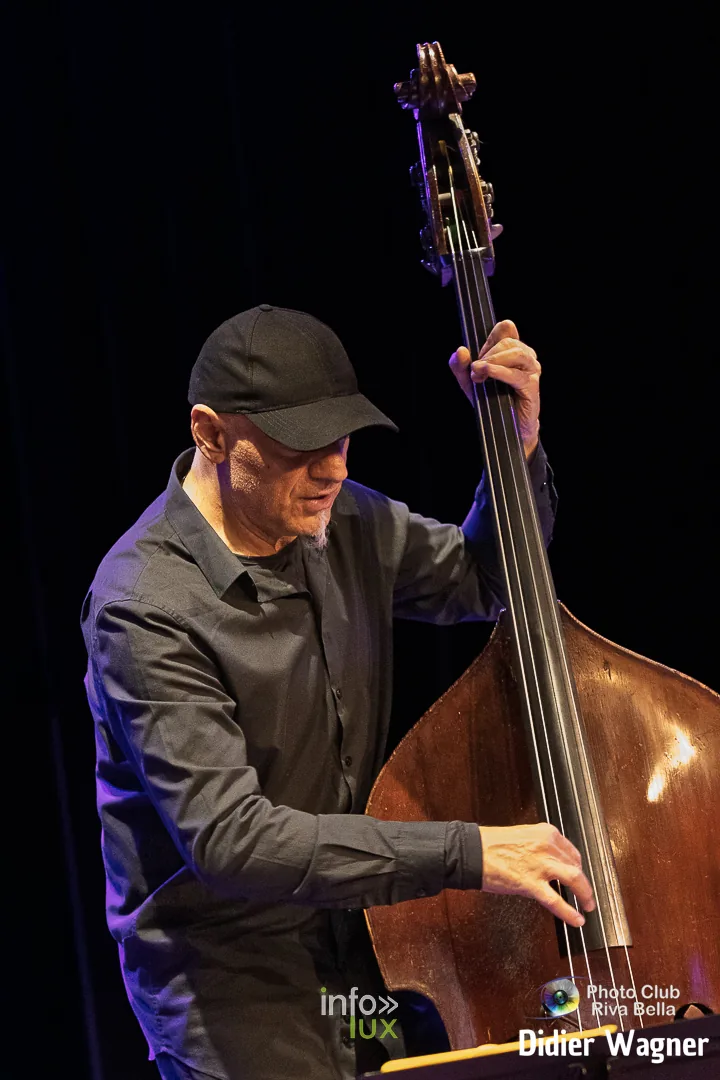 Alain Cupper Quintet, Académie de Musique de Braine-l’Alleud, 10 octobre 2026 : Sal La Rocca à la contrebasse (photo Didier Wagner, Photo-Club Riva-Bella)