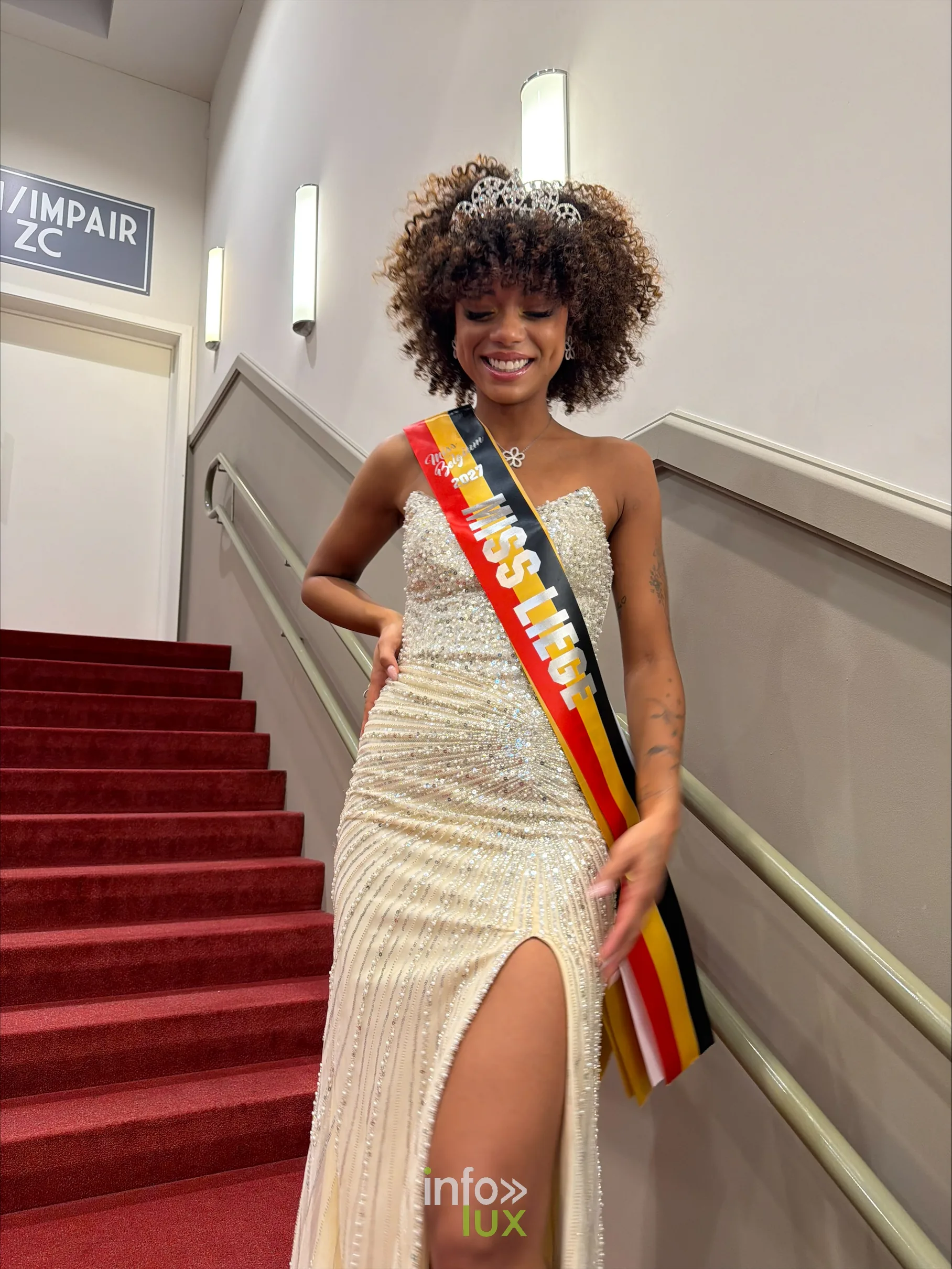 Alizée, Miss Liège 2027, en robe de soirée avec son écharpe et sa couronne