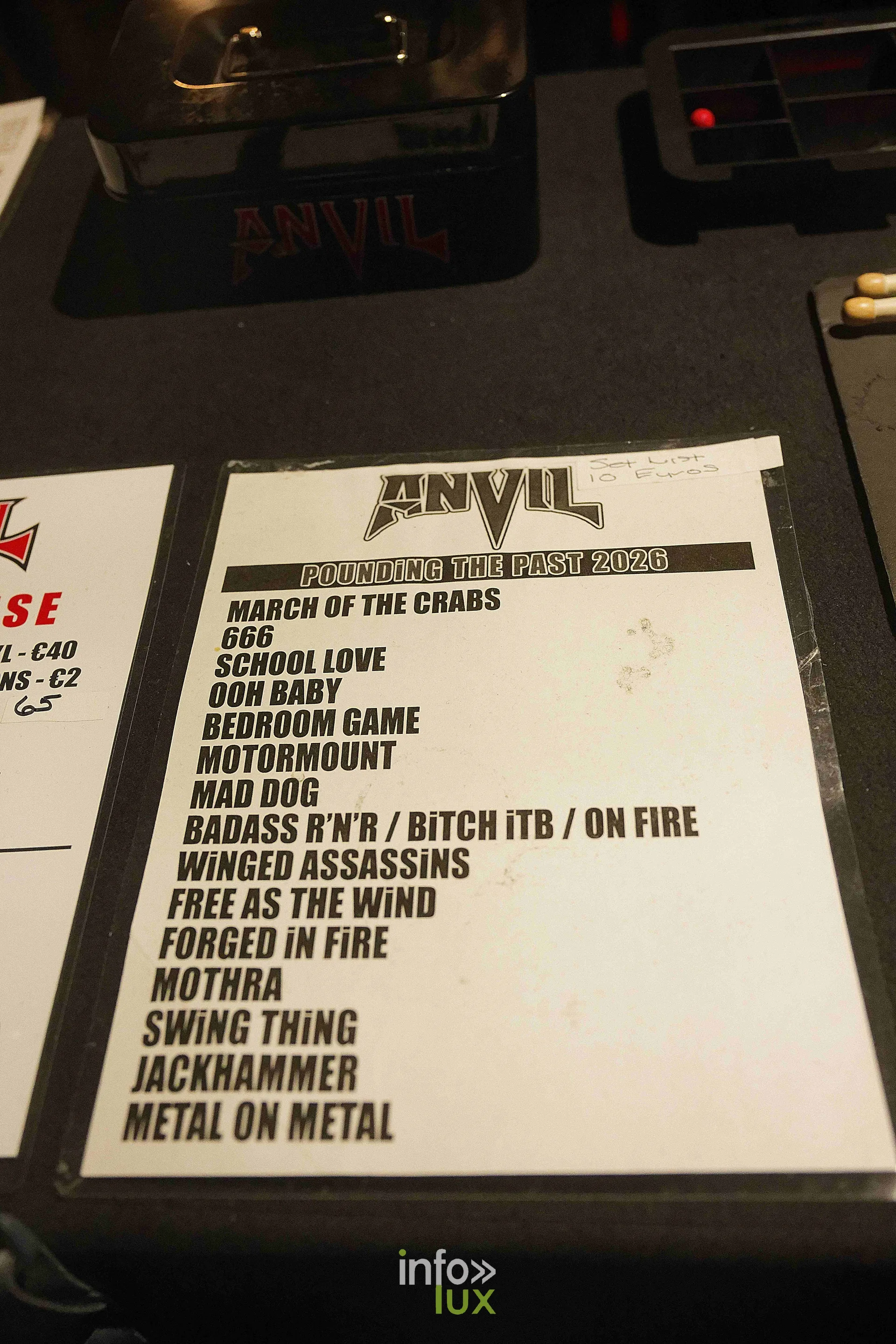 La setlist imprimée de la tournée « Pounding the Past 2026 » d’Anvil, Zik-Zak d’Ittre, 21 octobre 2026 (photo Sante Broccolo)