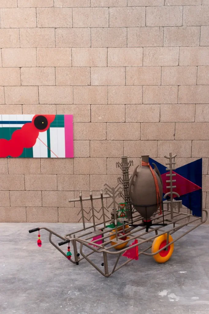 Œuvres de Badi Rezzak, premier prix ArtContest 2026, exposées à l’Atoma Art Center : un chariot-sculpture portant une jarre et une peinture murale