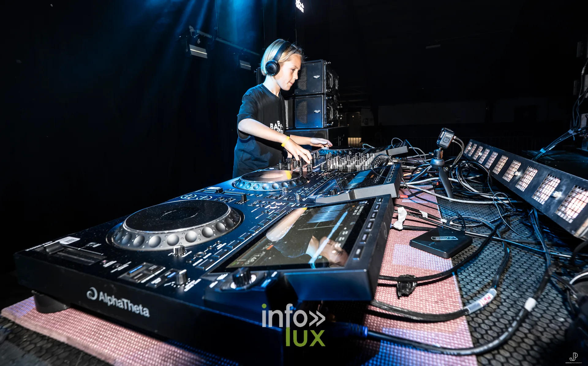Un DJ aux platines du Project X Festival, Marché couvert de Hannut, 10 octobre 2026