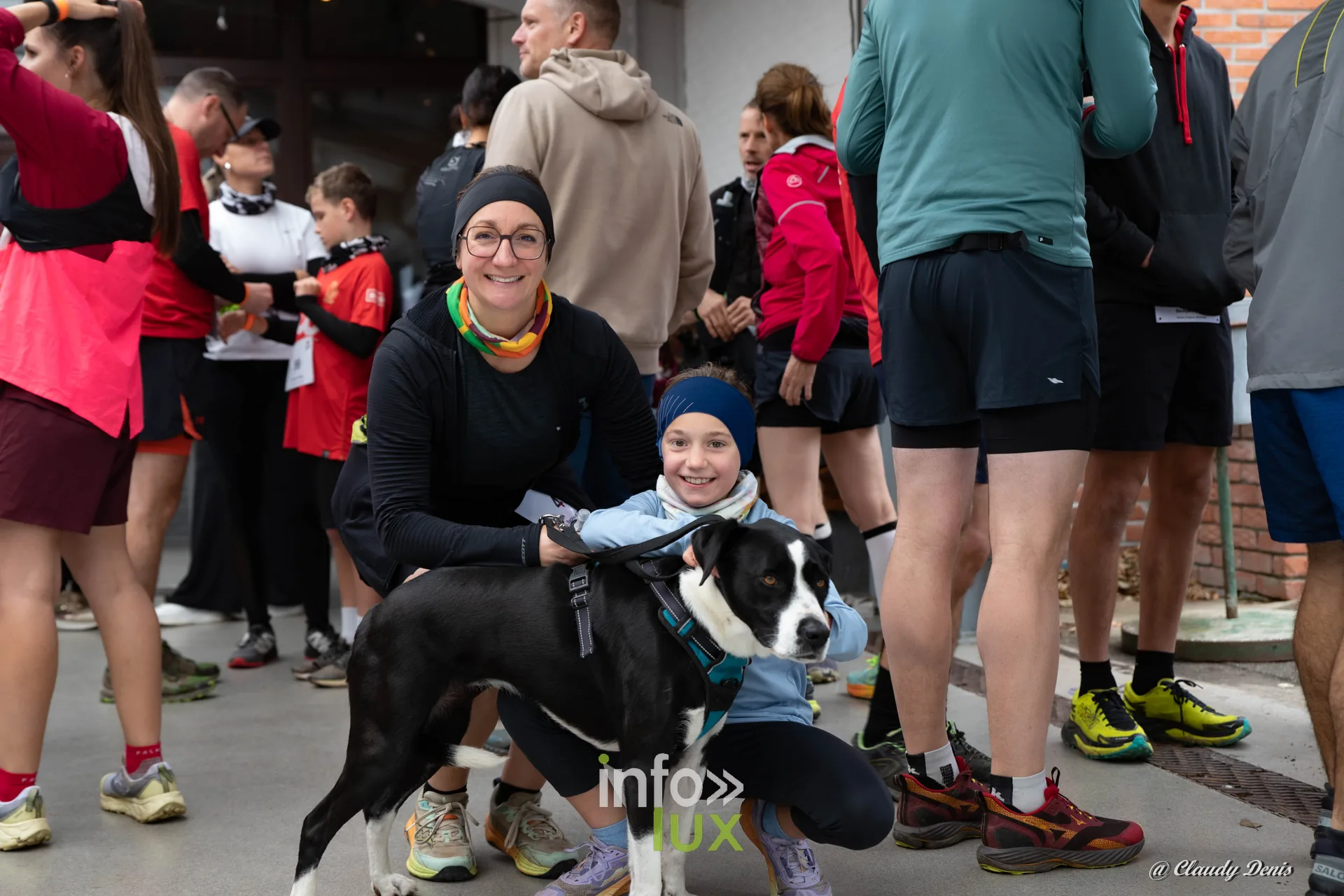 Backyard de Chôdes 2026 à Malmedy : une participante, un enfant et un chien avant le départ (photo Claudy Denis)