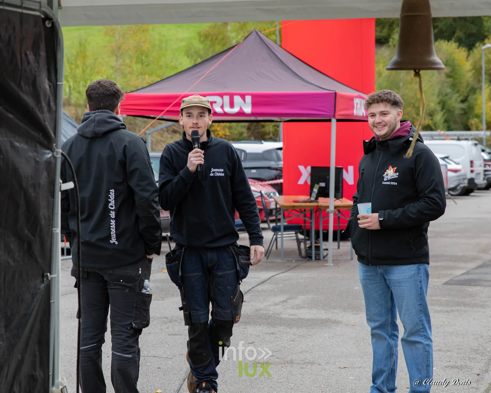 Backyard de Chôdes 2026 à Malmedy : un membre de la Jeunesse de Chôdes au micro, sur la zone de départ (photo Claudy Denis)