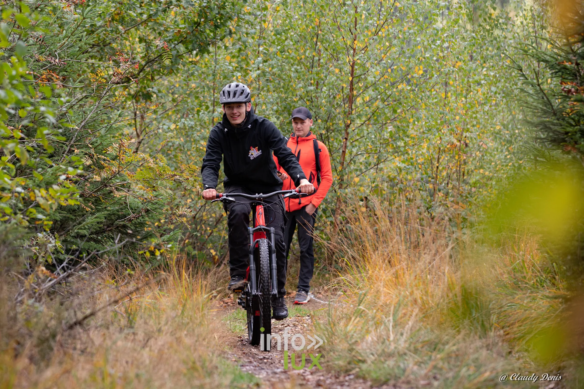 Backyard de Chôdes 2026 à Malmedy : un vététiste et un coureur sur un sentier du parcours (photo Claudy Denis)