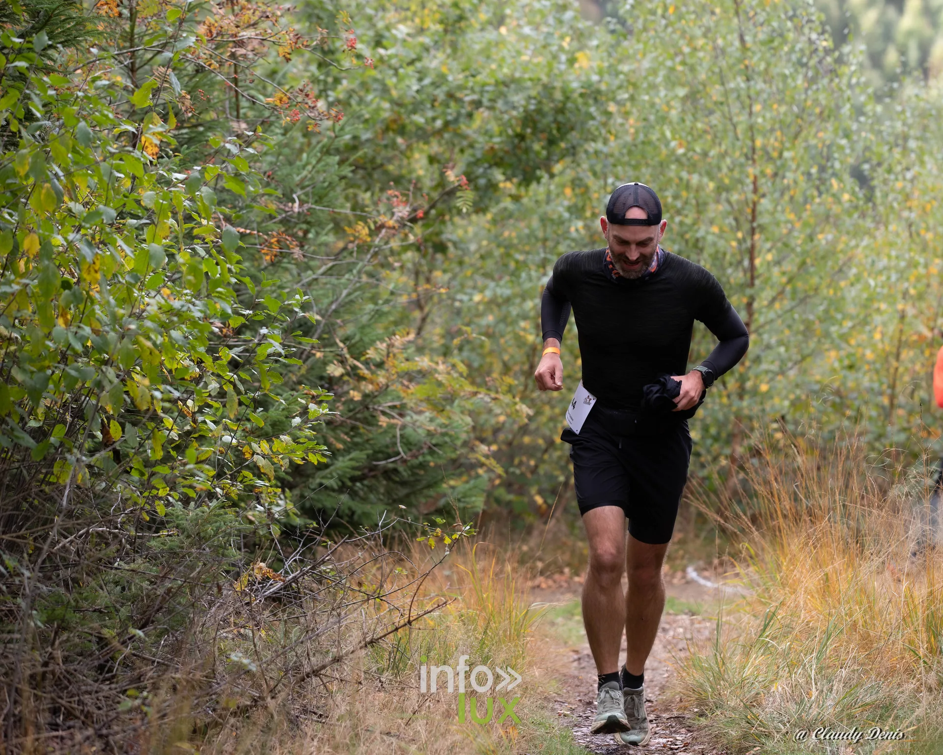 Backyard de Chôdes 2026 à Malmedy : un coureur sur un sentier du parcours (photo Claudy Denis)