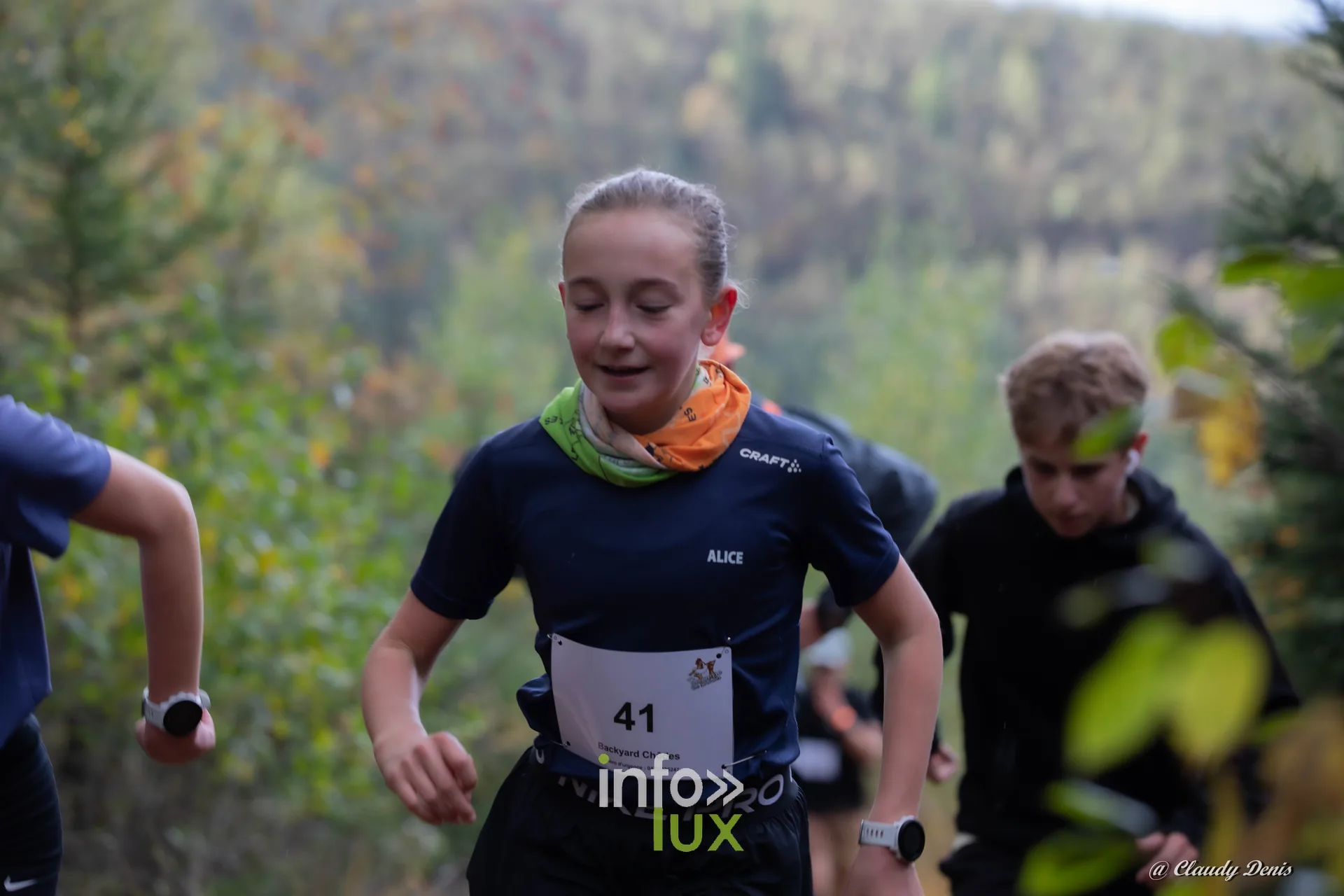 Backyard de Chôdes 2026 à Malmedy : une jeune coureuse sur un sentier du parcours (photo Claudy Denis)