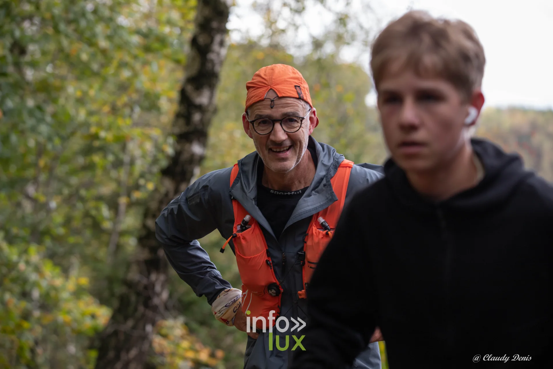 Backyard de Chôdes 2026 à Malmedy : un coureur et un jeune participant sur le parcours (photo Claudy Denis)