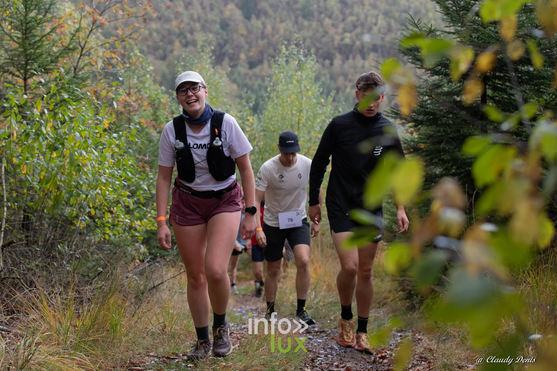 Backyard de Chôdes 2026 à Malmedy : une coureuse et deux coureurs sur un sentier du parcours (photo Claudy Denis)