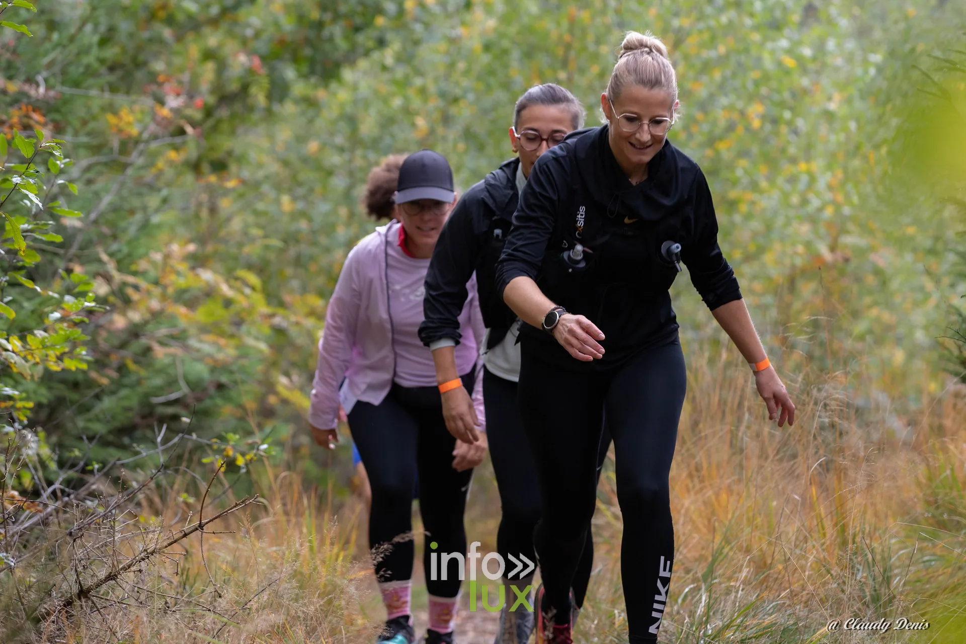 Backyard de Chôdes 2026 à Malmedy : trois coureuses sur un sentier du parcours (photo Claudy Denis)
