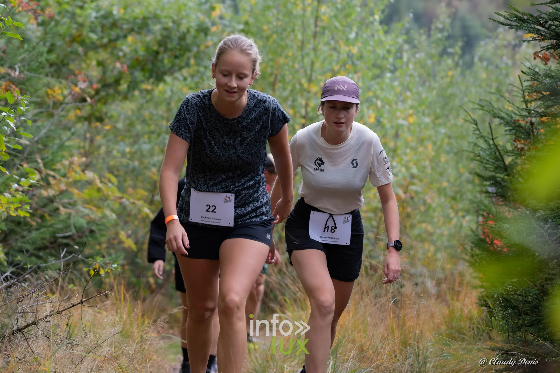 Backyard de Chôdes 2026 à Malmedy : deux coureuses sur un sentier du parcours (photo Claudy Denis)