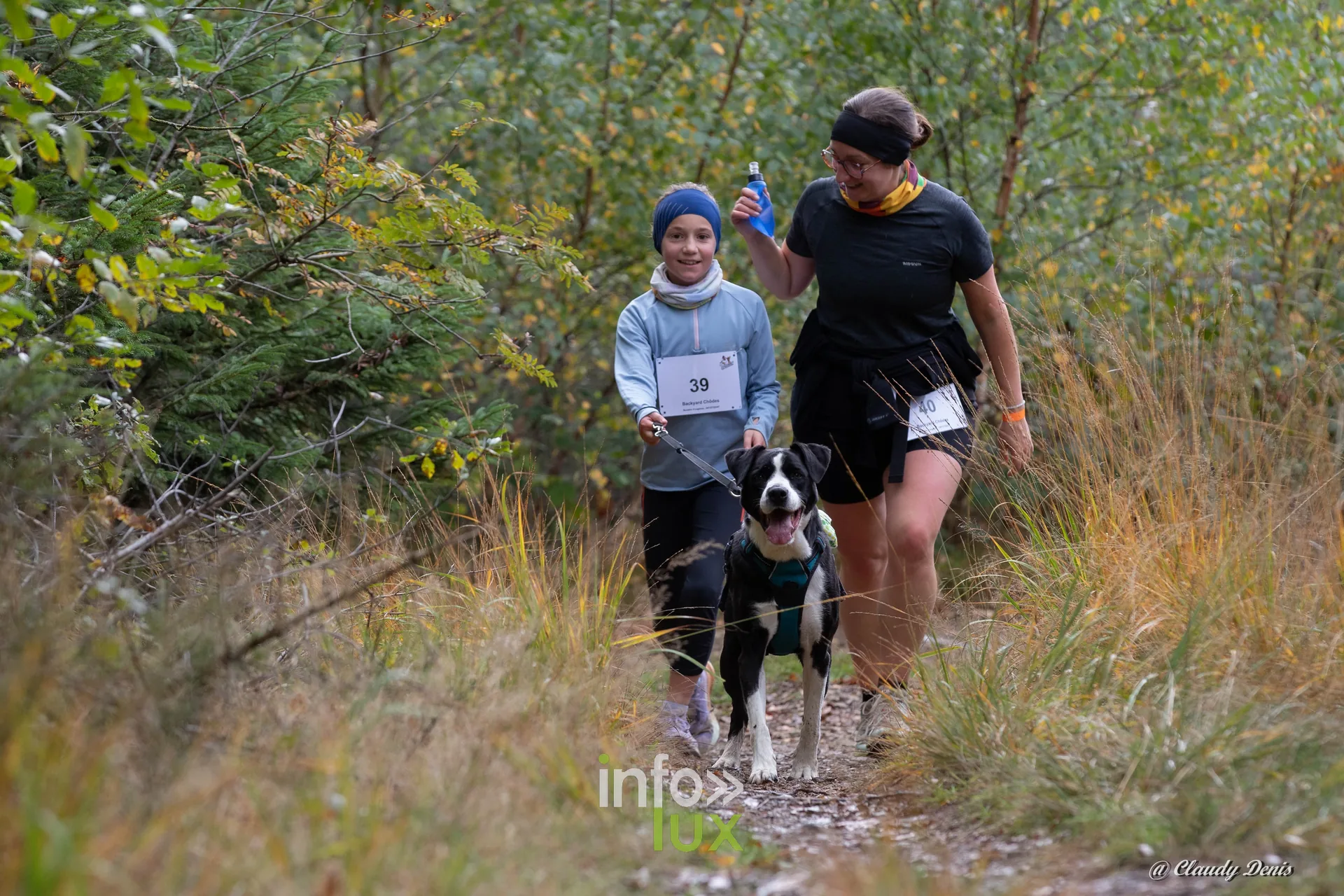 Backyard de Chôdes 2026 à Malmedy : une participante, un enfant et un chien sur le parcours (photo Claudy Denis)