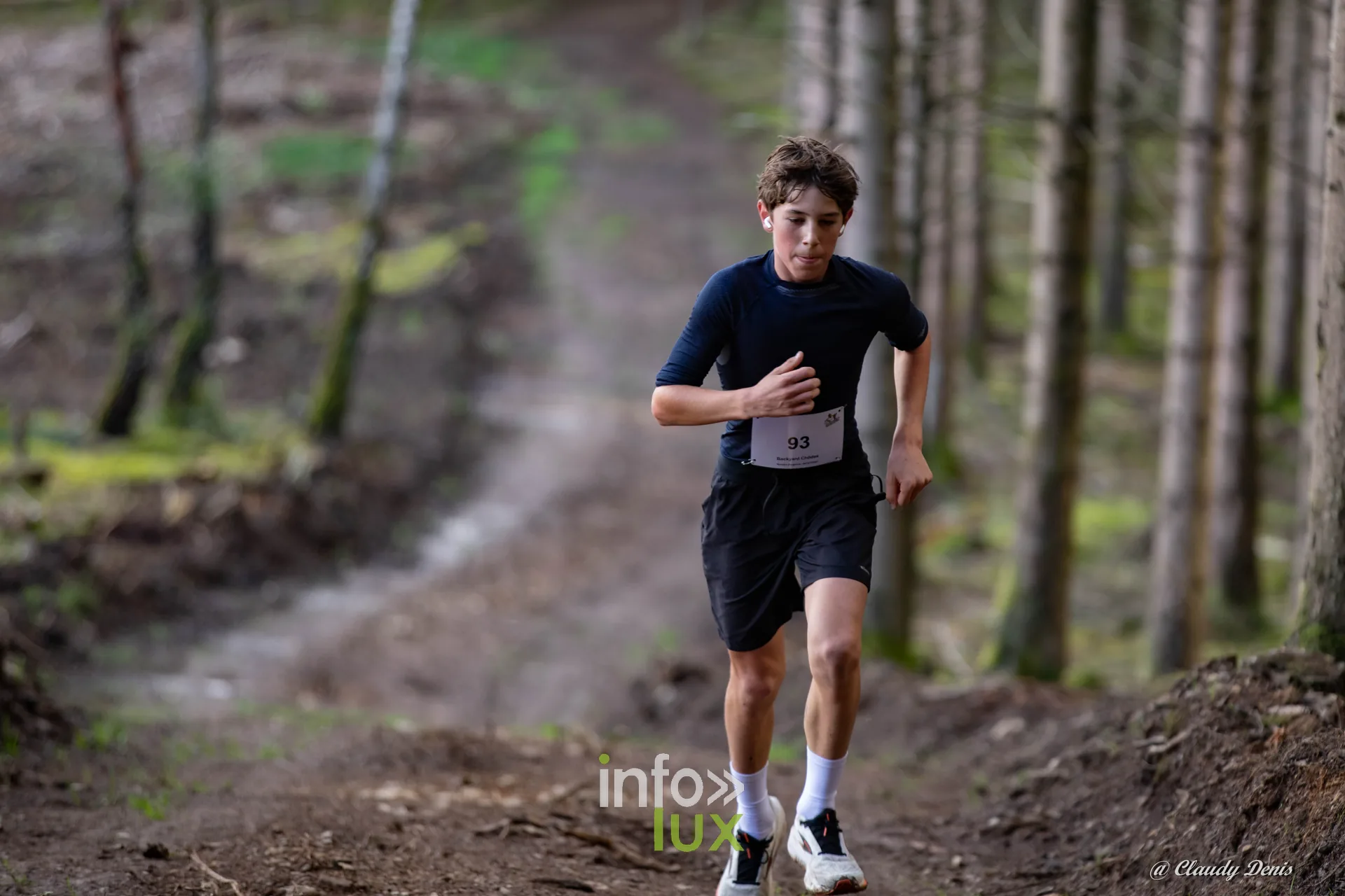 Backyard de Chôdes 2026 à Malmedy : un jeune coureur dans la forêt d’épicéas (photo Claudy Denis)
