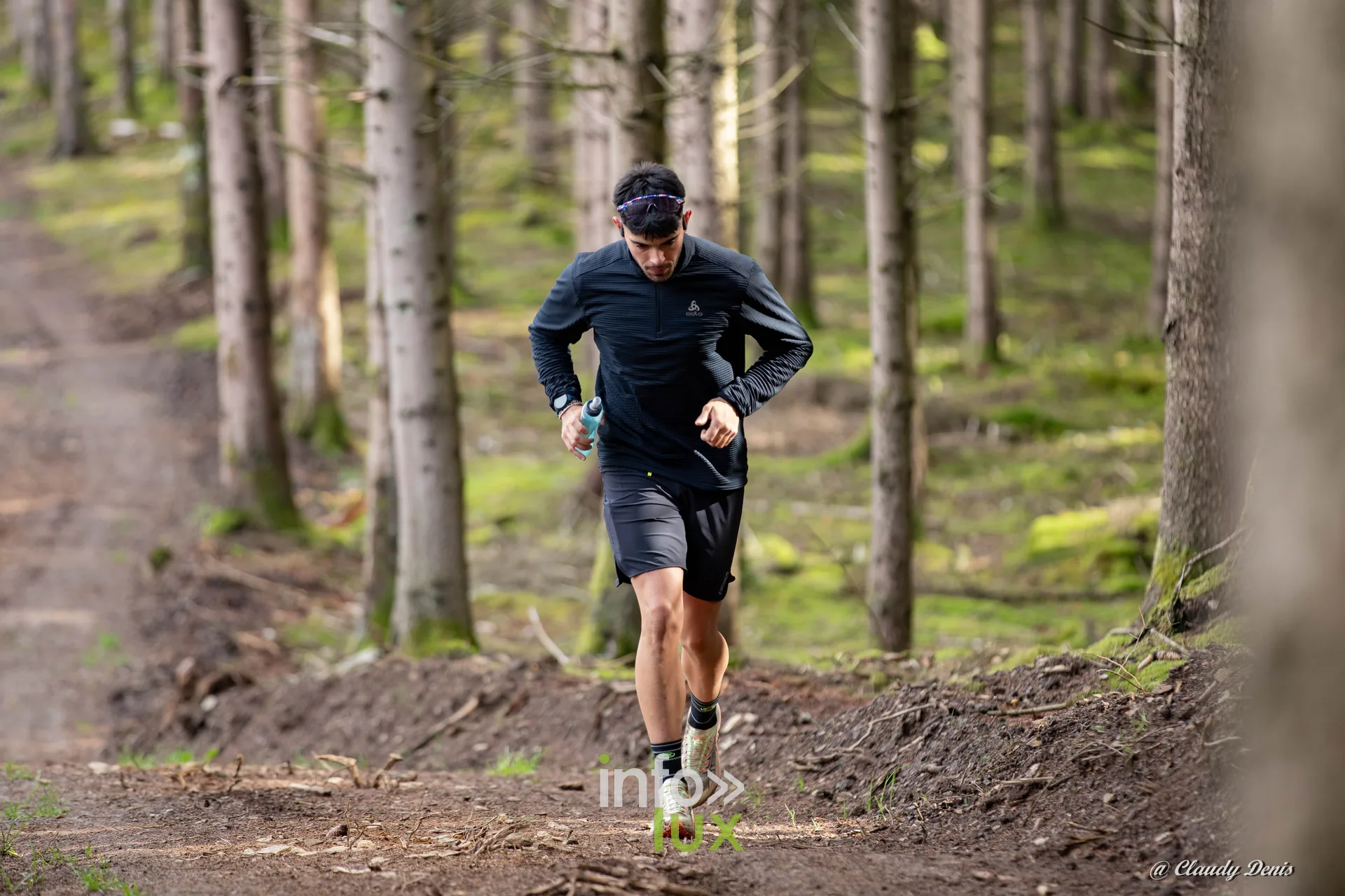 Backyard de Chôdes 2026 à Malmedy : un coureur dans la forêt d’épicéas (photo Claudy Denis)
