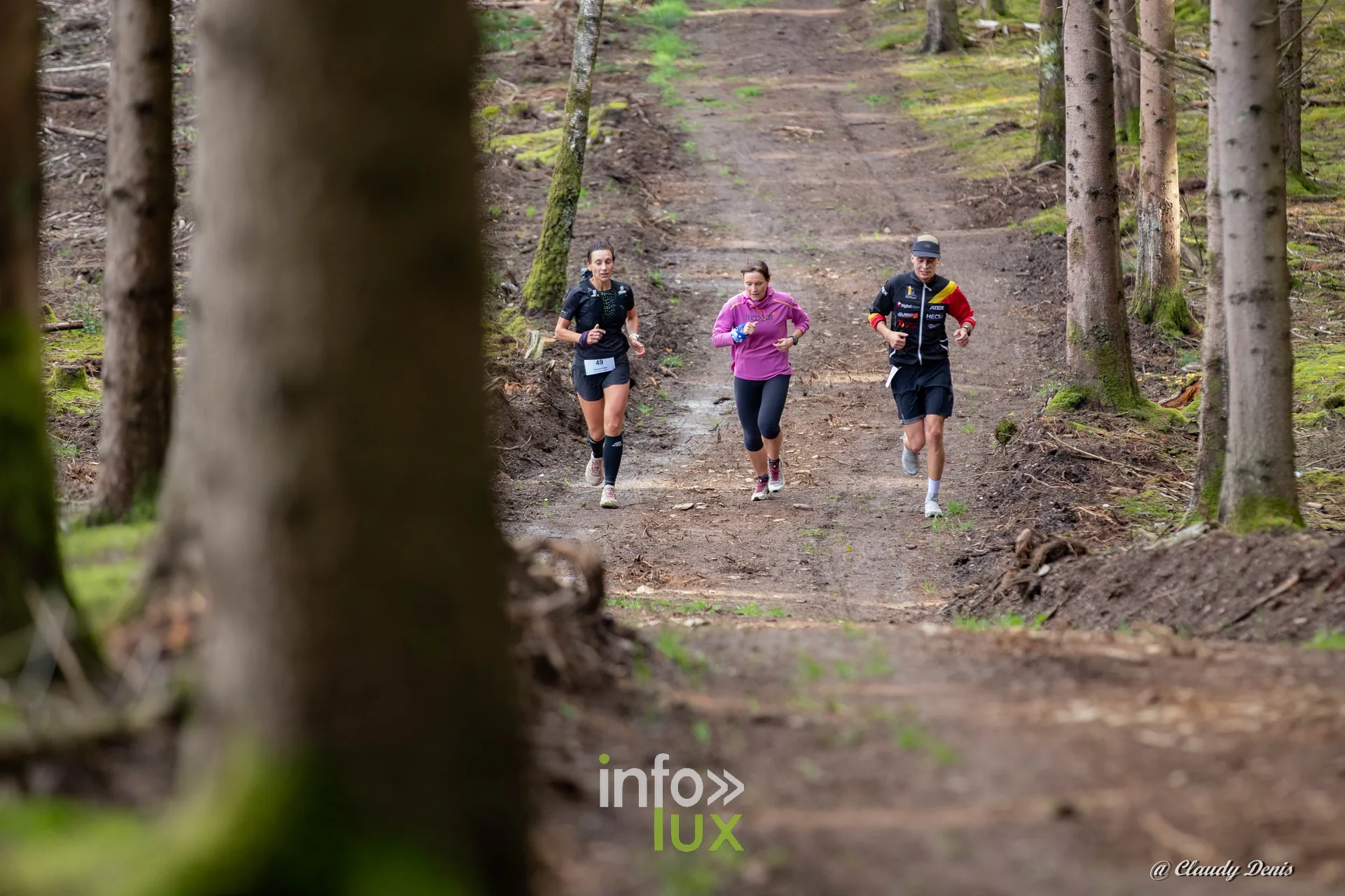 Backyard de Chôdes 2026 à Malmedy : trois coureurs sur un chemin de la forêt d’épicéas (photo Claudy Denis)