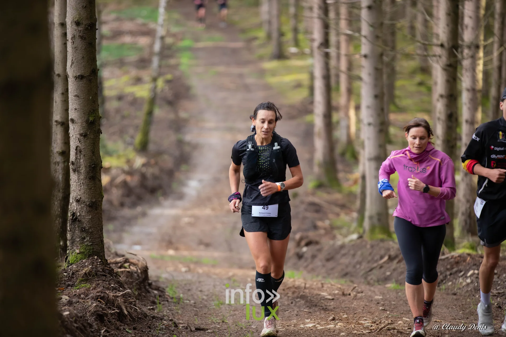 Backyard de Chôdes 2026 à Malmedy : des coureurs dans la forêt d’épicéas (photo Claudy Denis)