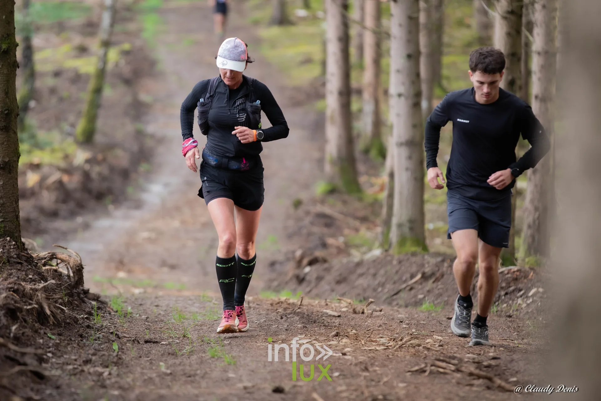 Backyard de Chôdes 2026 à Malmedy : une coureuse et un coureur dans la forêt d’épicéas (photo Claudy Denis)