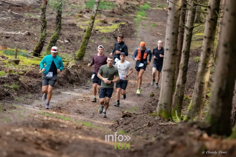 Backyard de Chôdes 2026 à Malmedy : un groupe de coureurs dans la forêt d’épicéas (photo Claudy Denis)