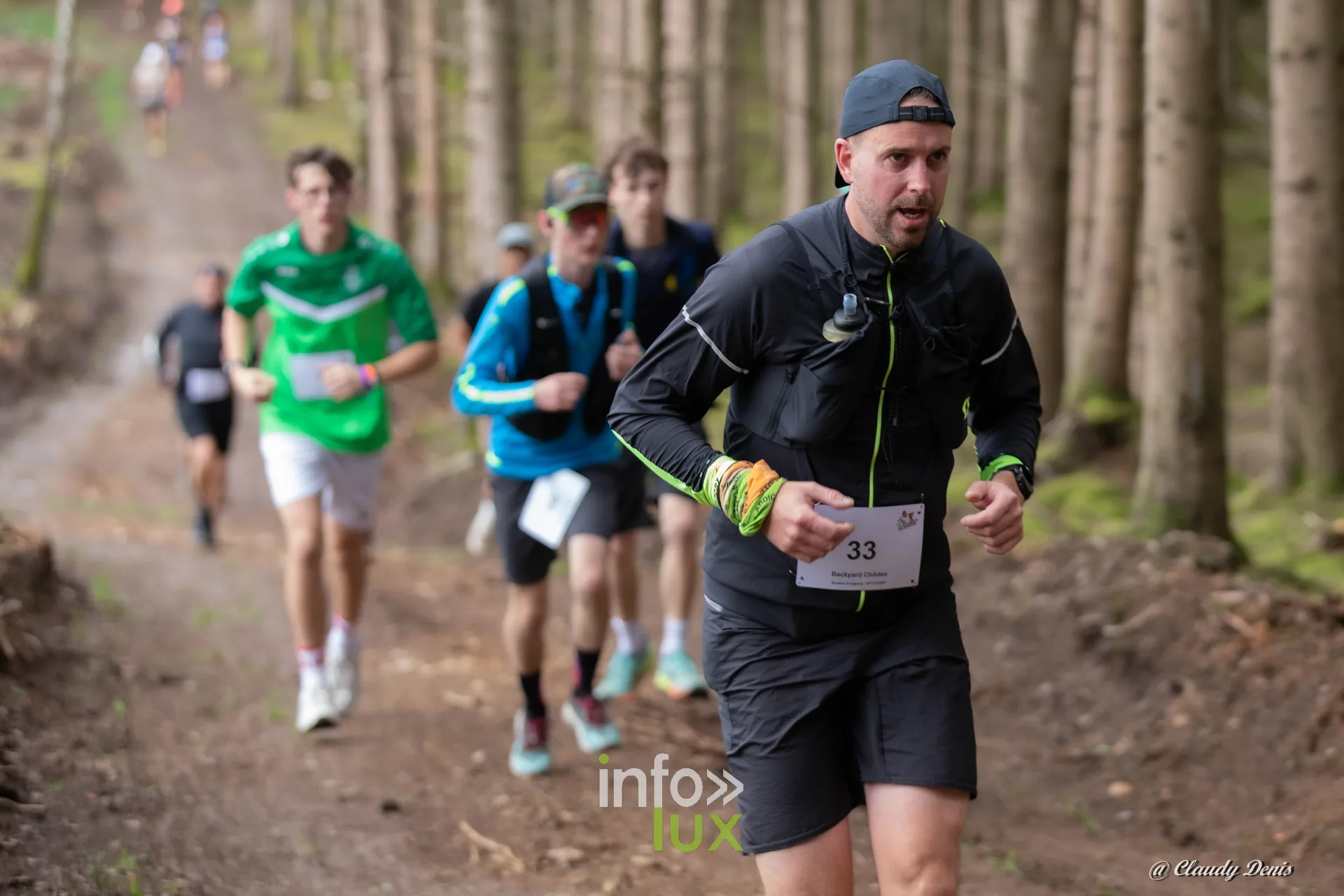 Backyard de Chôdes 2026 à Malmedy : des coureurs dans la forêt d’épicéas (photo Claudy Denis)