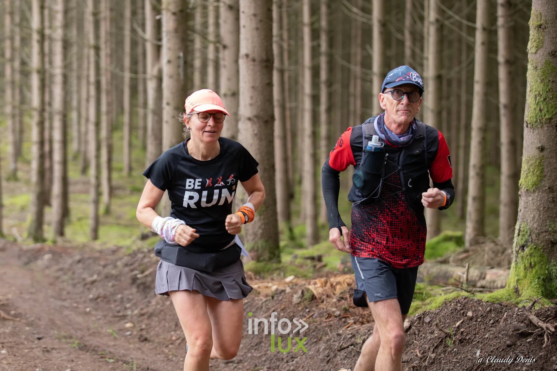 Backyard de Chôdes 2026 à Malmedy : une coureuse et un coureur entre les épicéas (photo Claudy Denis)