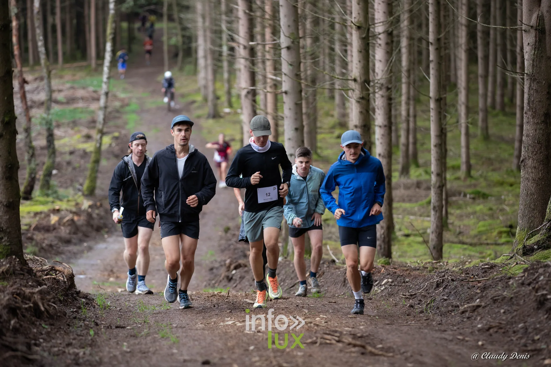 Backyard de Chôdes 2026 à Malmedy : un groupe de coureurs entre les épicéas (photo Claudy Denis)