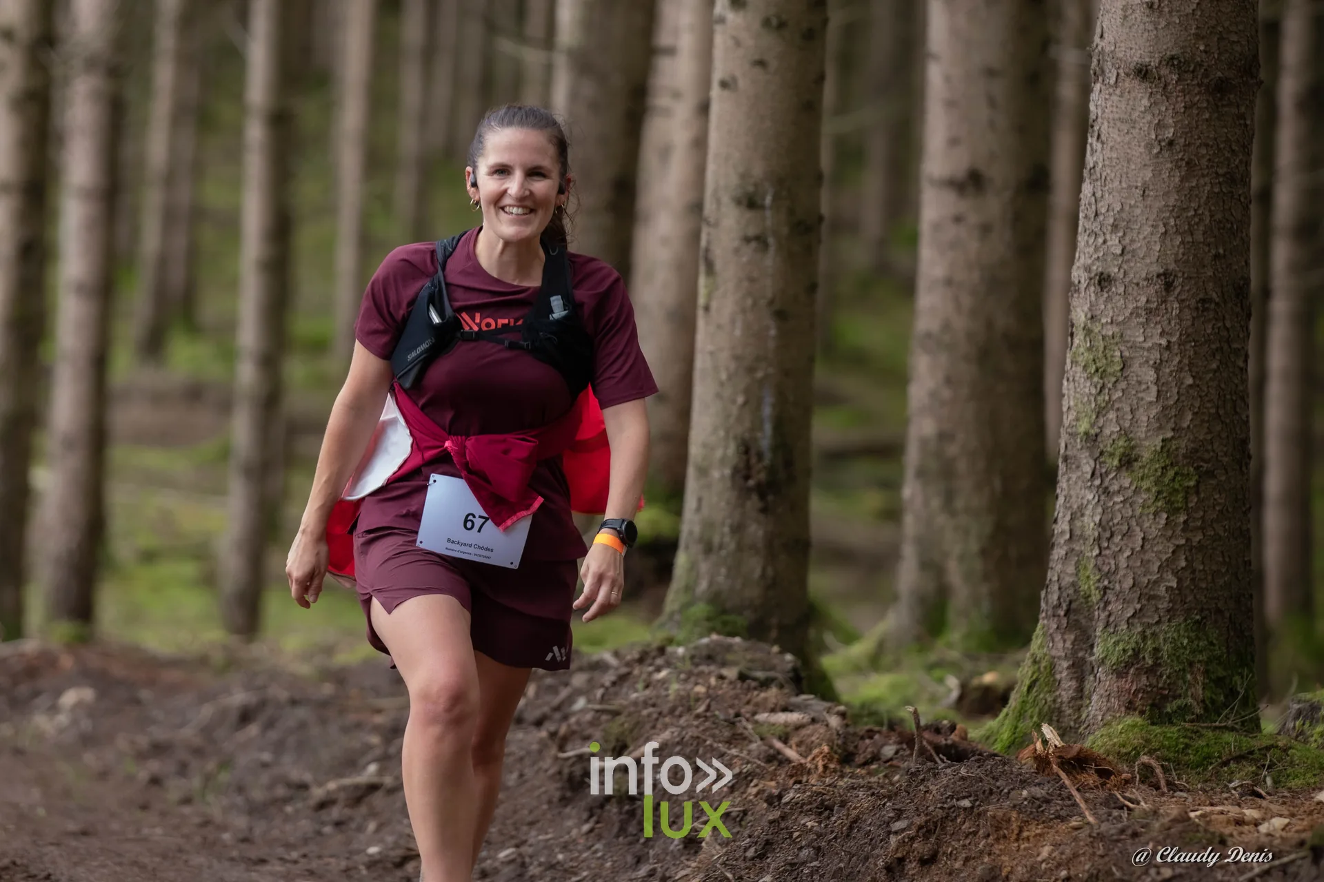Backyard de Chôdes 2026 à Malmedy : une coureuse dans la forêt d’épicéas (photo Claudy Denis)