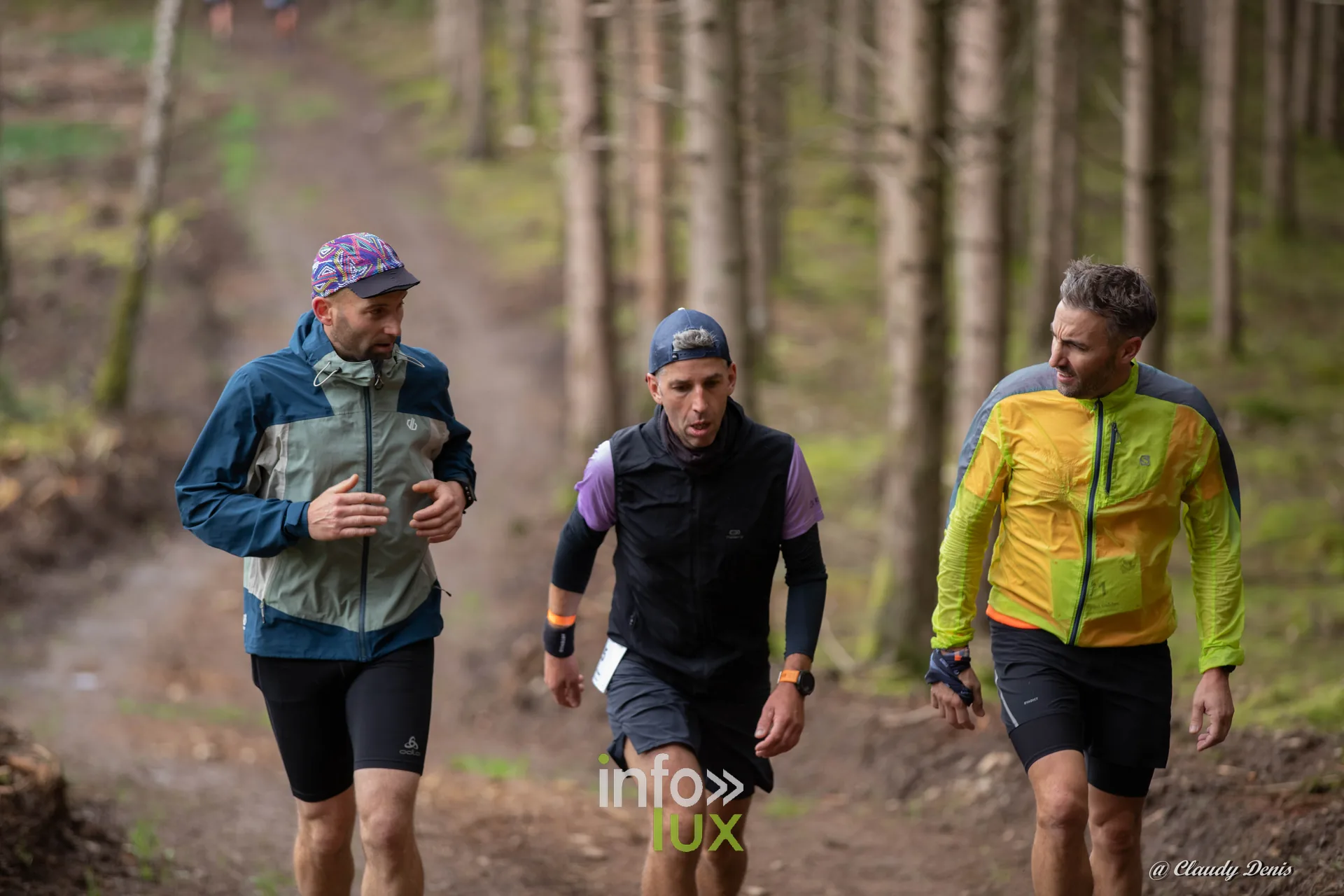 Backyard de Chôdes 2026 à Malmedy : trois coureurs dans la forêt d’épicéas (photo Claudy Denis)