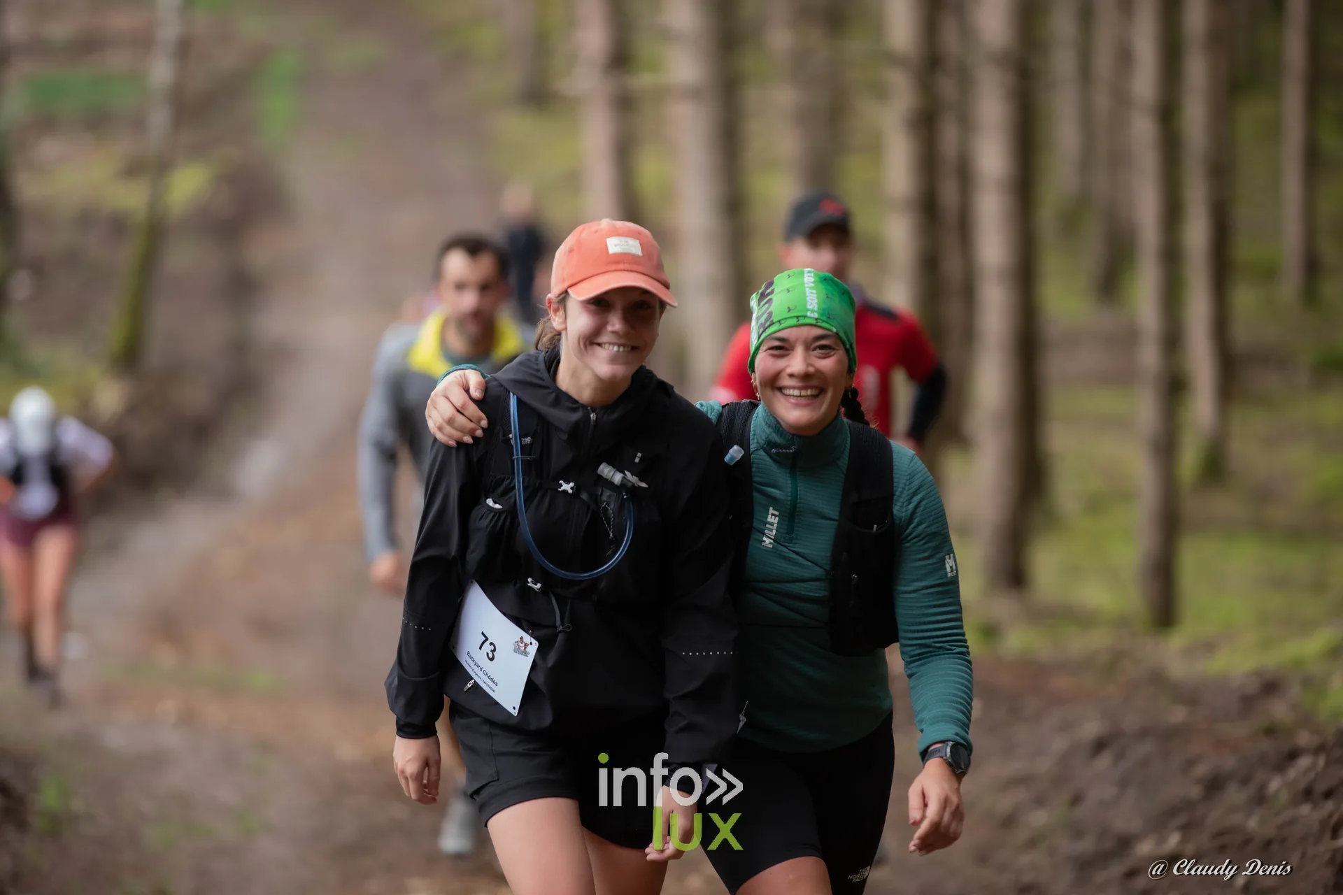Backyard de Chôdes 2026 à Malmedy : deux coureuses dans la forêt d’épicéas (photo Claudy Denis)