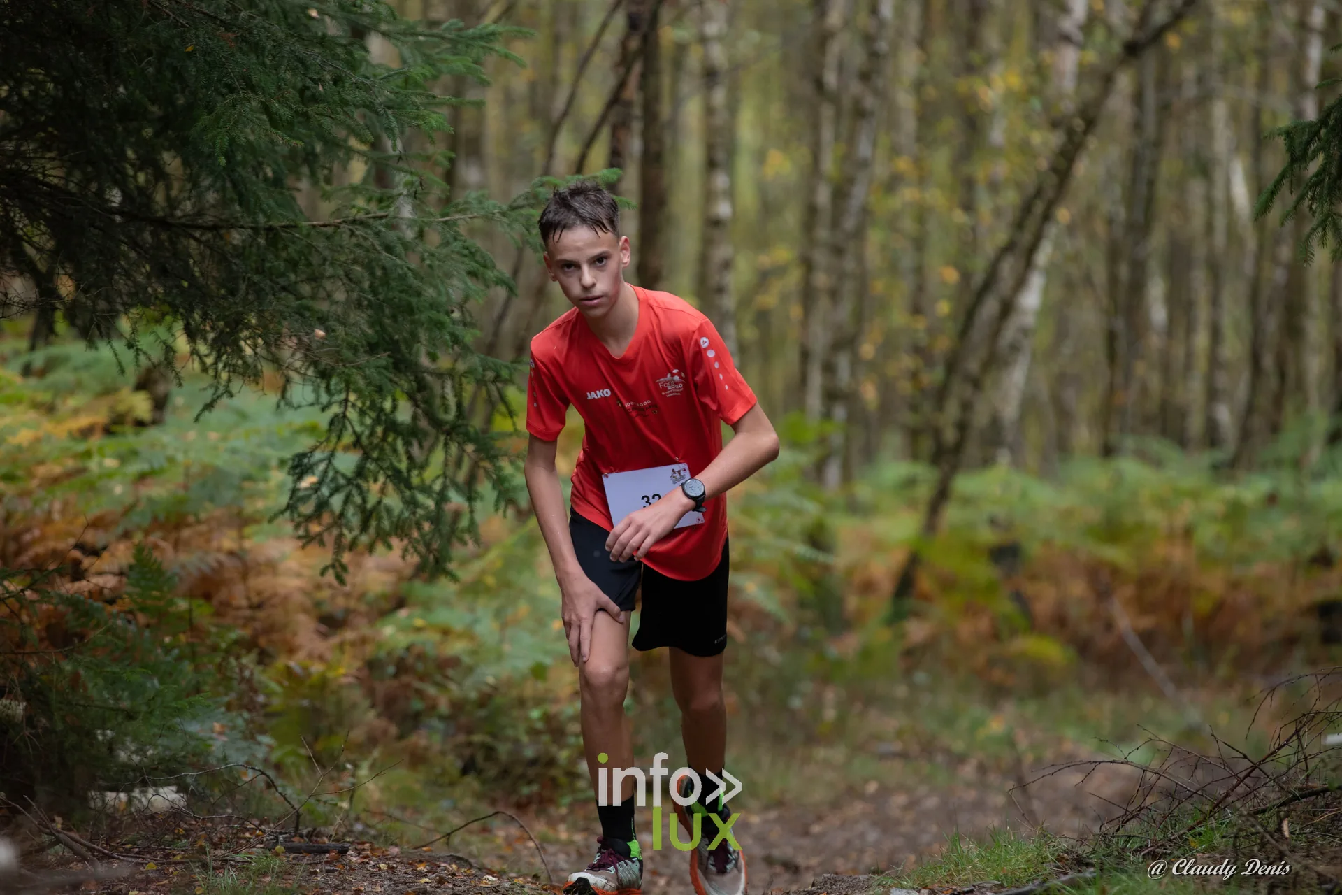 Backyard de Chôdes 2026 à Malmedy : un jeune coureur entre bouleaux et fougères (photo Claudy Denis)