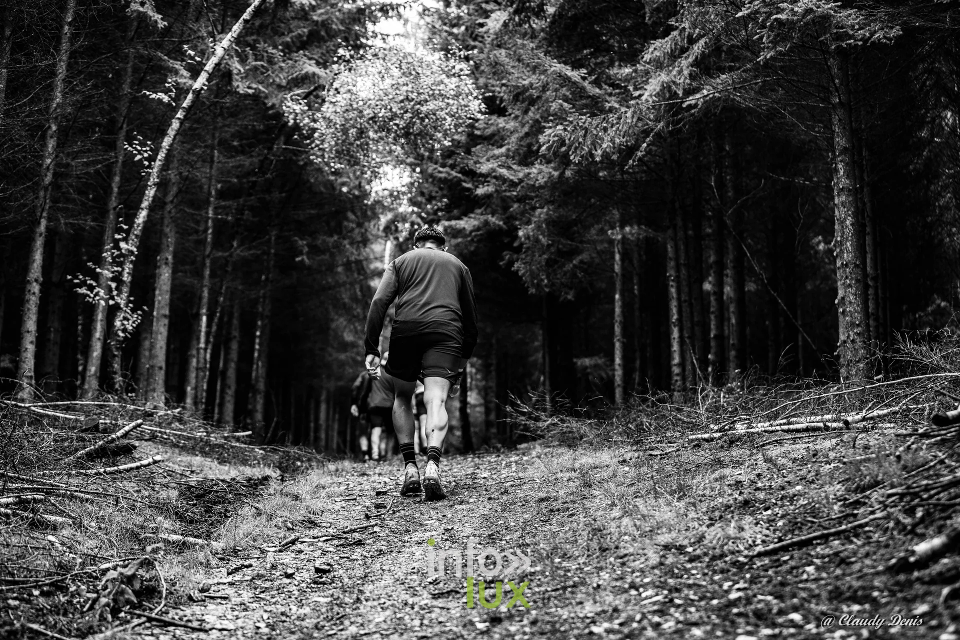 Backyard de Chôdes 2026 à Malmedy : un coureur sur un chemin forestier, en noir et blanc (photo Claudy Denis)