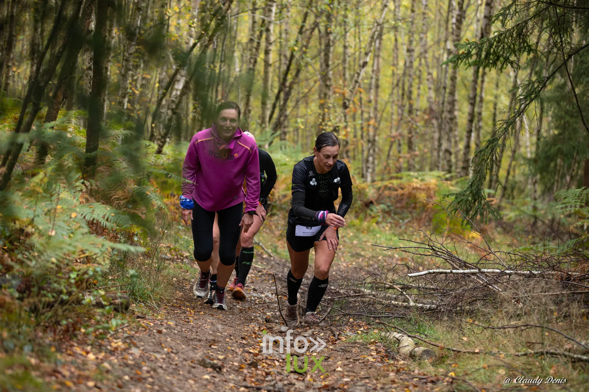 Backyard de Chôdes 2026 à Malmedy : des coureuses entre bouleaux et fougères (photo Claudy Denis)