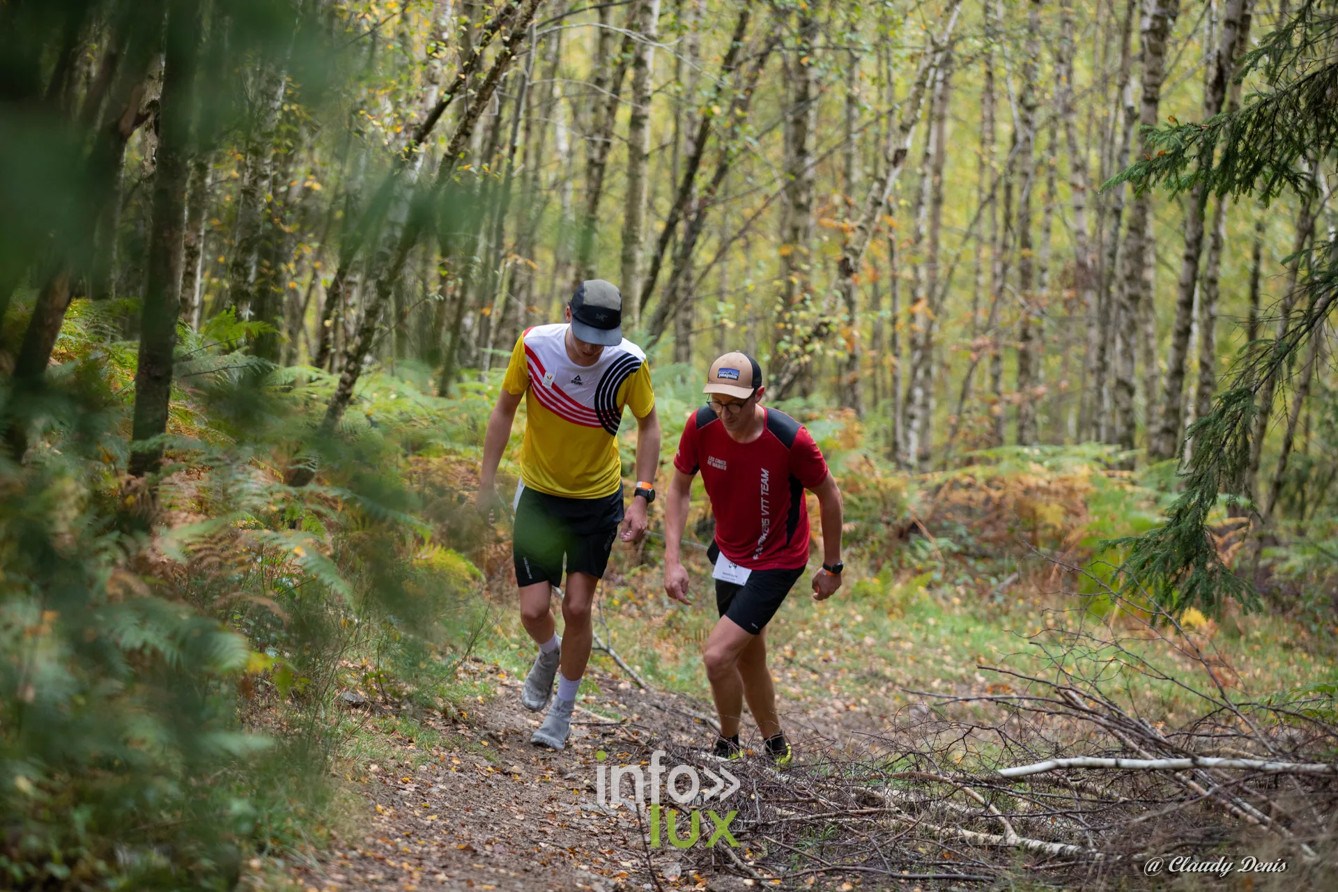 Backyard de Chôdes 2026 à Malmedy : deux coureurs dans un sous-bois de bouleaux (photo Claudy Denis)