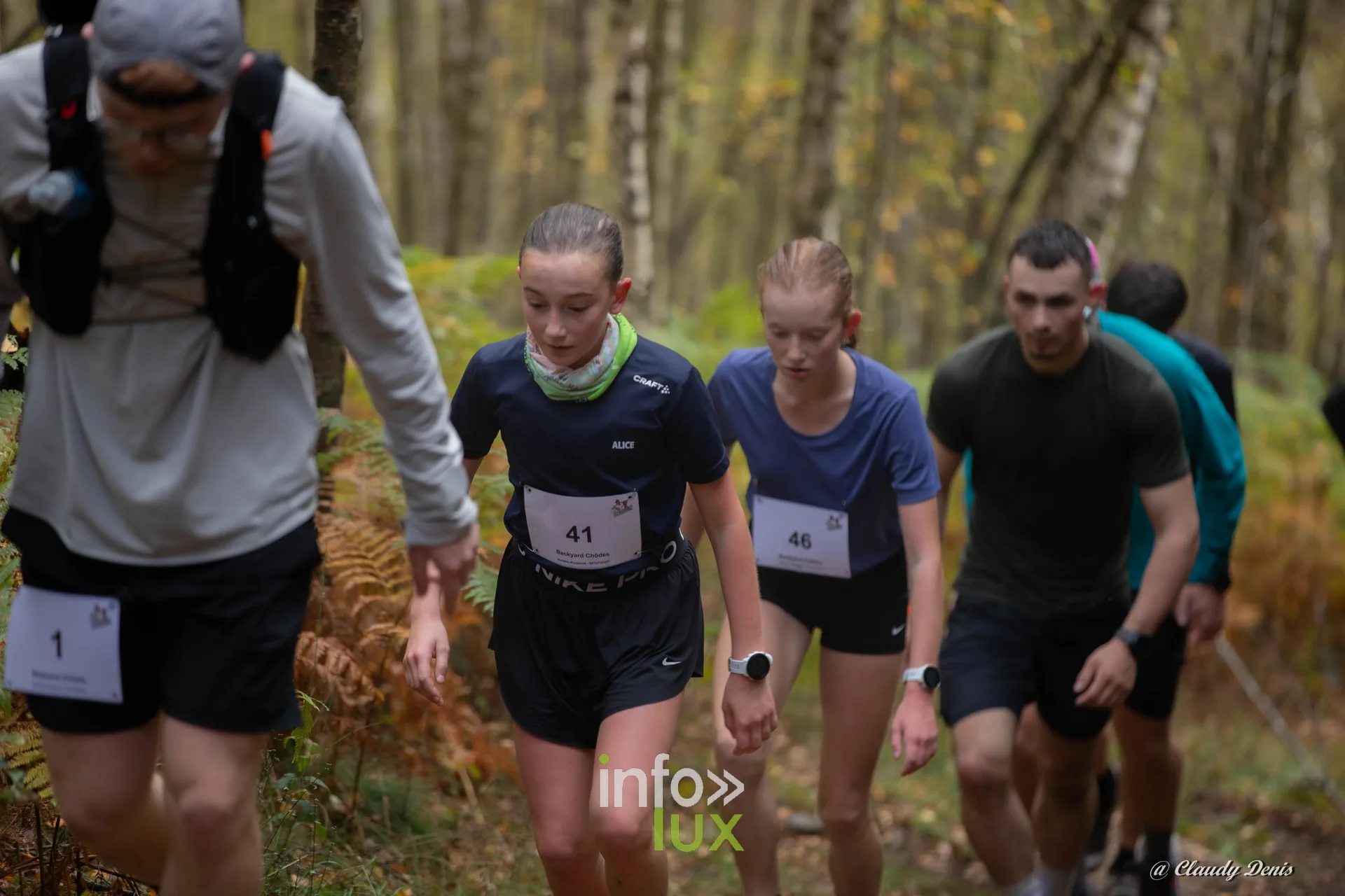 Backyard de Chôdes 2026 à Malmedy : des coureurs dans un sous-bois de bouleaux (photo Claudy Denis)