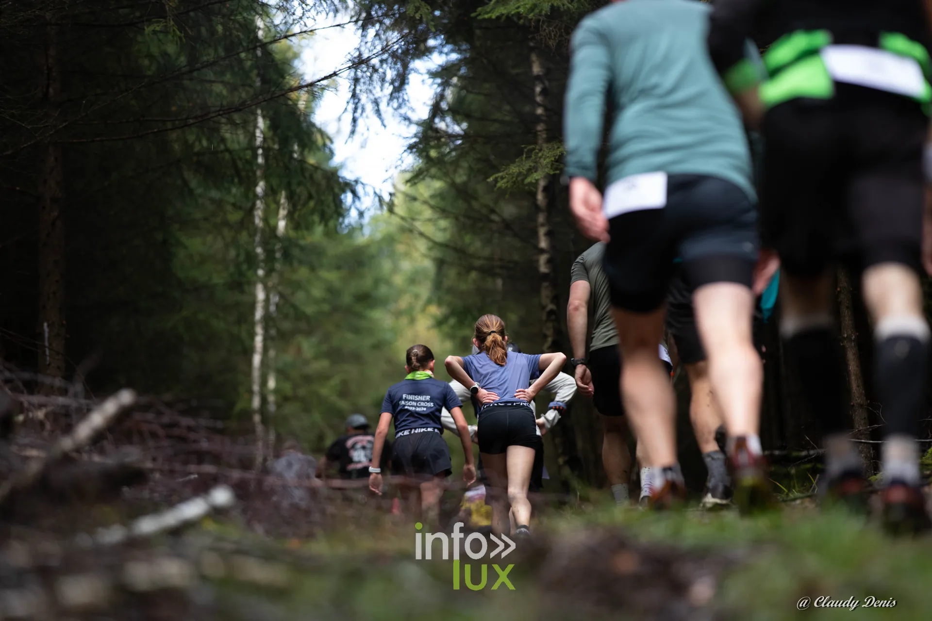 Backyard de Chôdes 2026 à Malmedy : des coureurs de dos sur un chemin forestier (photo Claudy Denis)