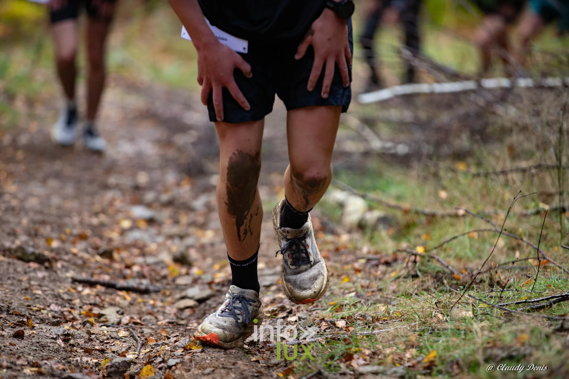 Backyard de Chôdes 2026 à Malmedy : les jambes d’un coureur sur le sentier (photo Claudy Denis)
