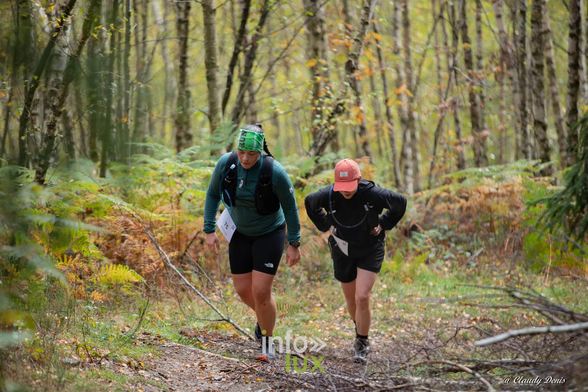 Backyard de Chôdes 2026 à Malmedy : deux coureuses entre bouleaux et fougères (photo Claudy Denis)