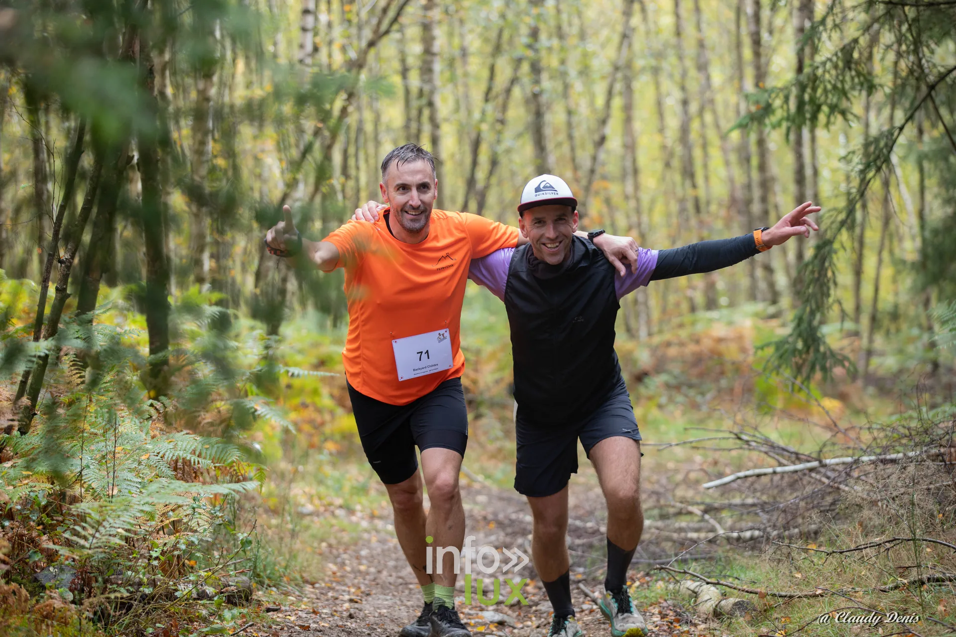 Backyard de Chôdes 2026 à Malmedy : deux coureurs dans un sous-bois de bouleaux (photo Claudy Denis)
